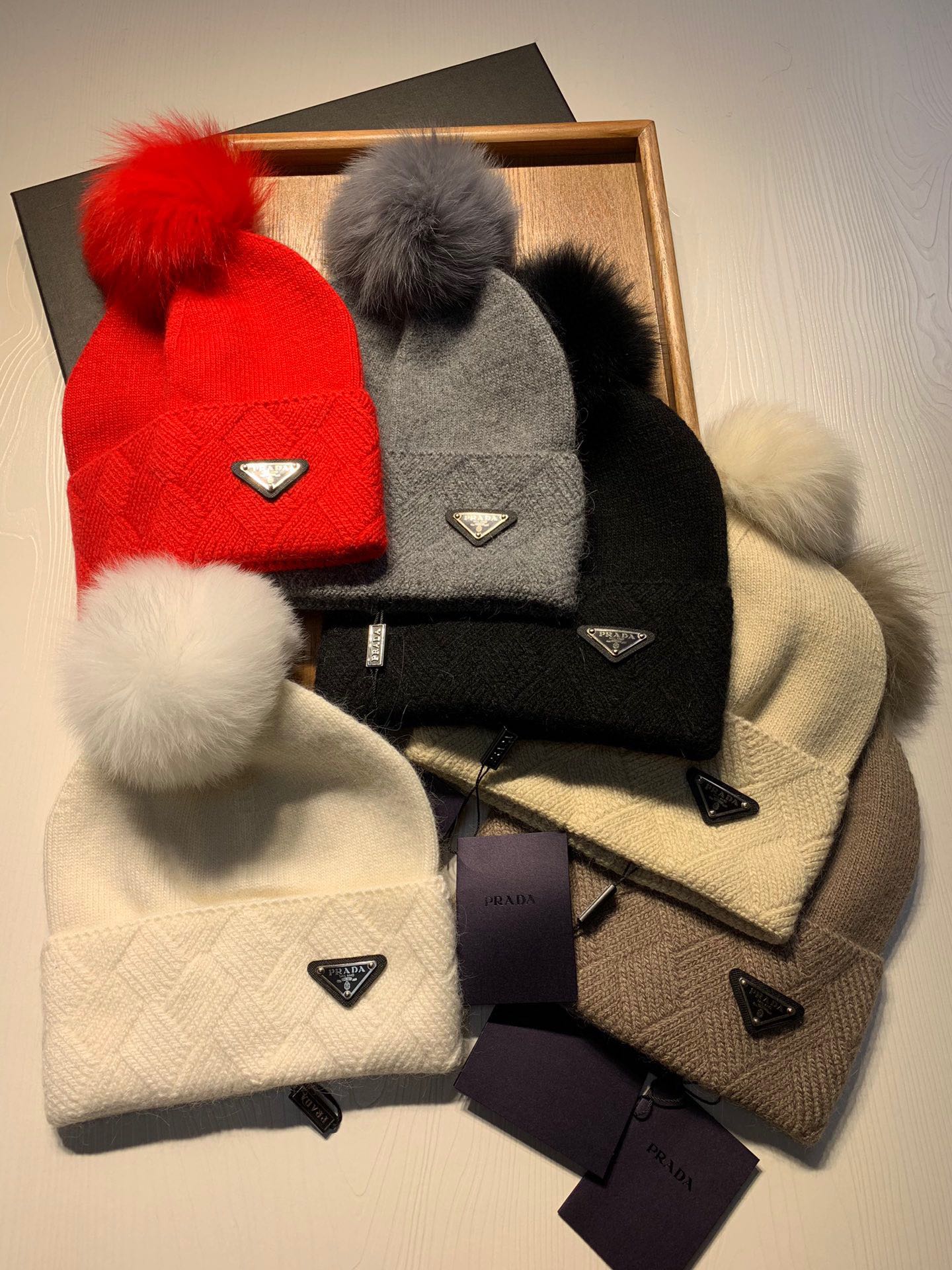 PRADA BEANIE HAT IN WHITE WOOL AND RABBIT FUR 361435