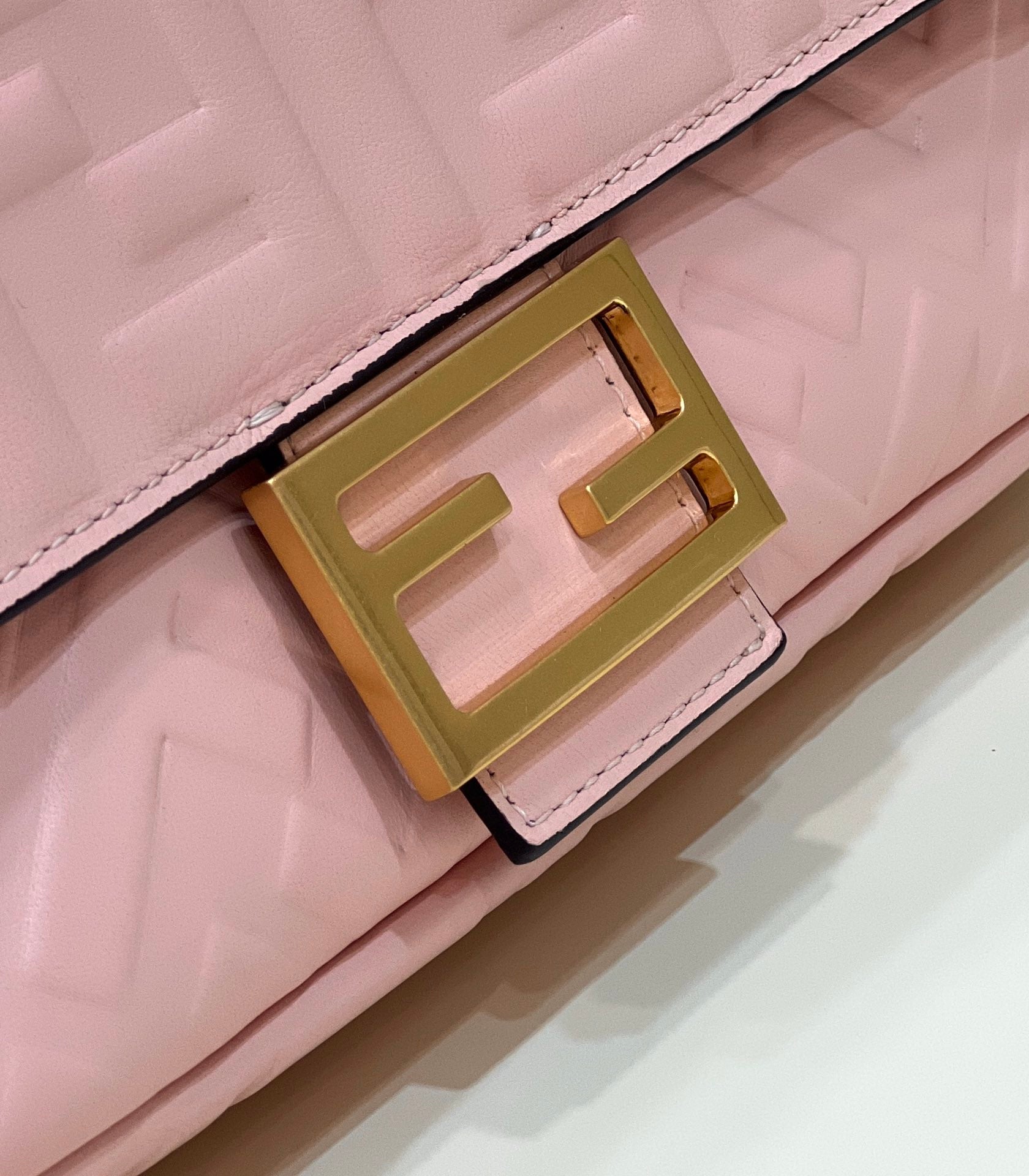 BAGUETTE WITH FF MOTIF 27 IN LIGHT PINK SOFT LAMBSKIN GOLD HARDWARE