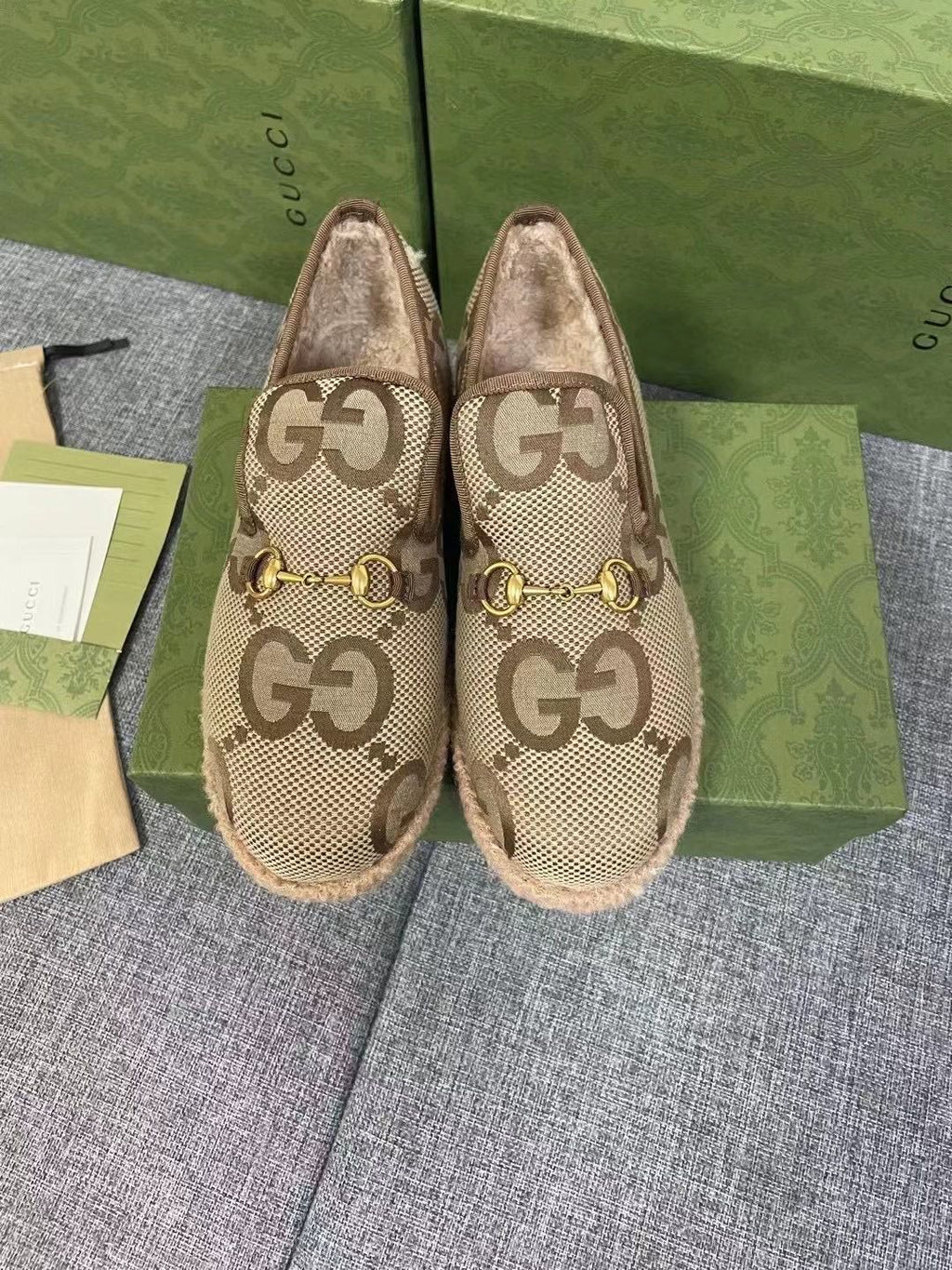 GUCCI HORSEBIT LOAFER IN ECRU BEIGE WOVEN FABRIC AND WOOL MIX LAMB FUR LINING
