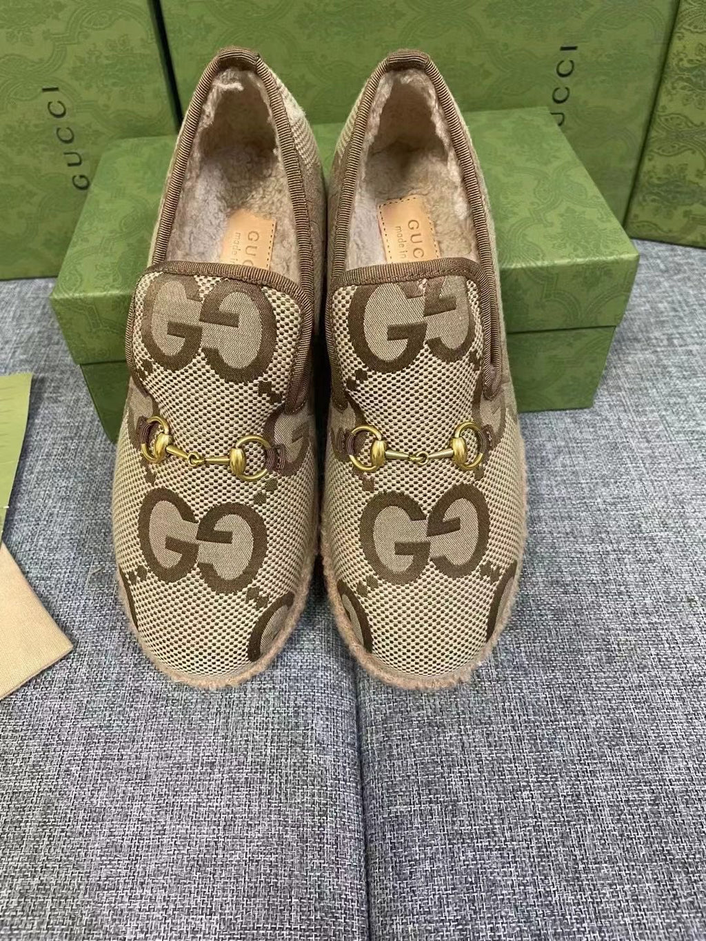 GUCCI HORSEBIT LOAFER IN ECRU BEIGE WOVEN FABRIC AND WOOL MIX LAMB FUR LINING