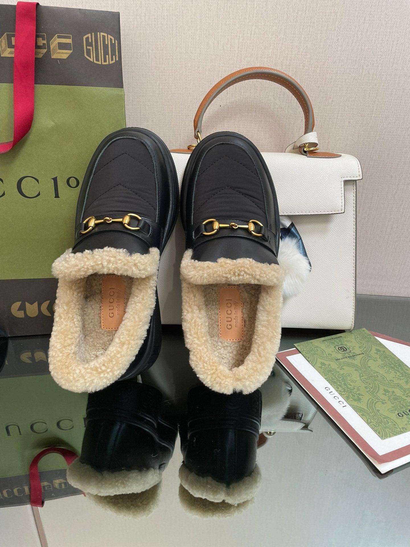 GUCCI LOAFER IN BLACK CALFSKIN WITH BEIGE WOOL LINING