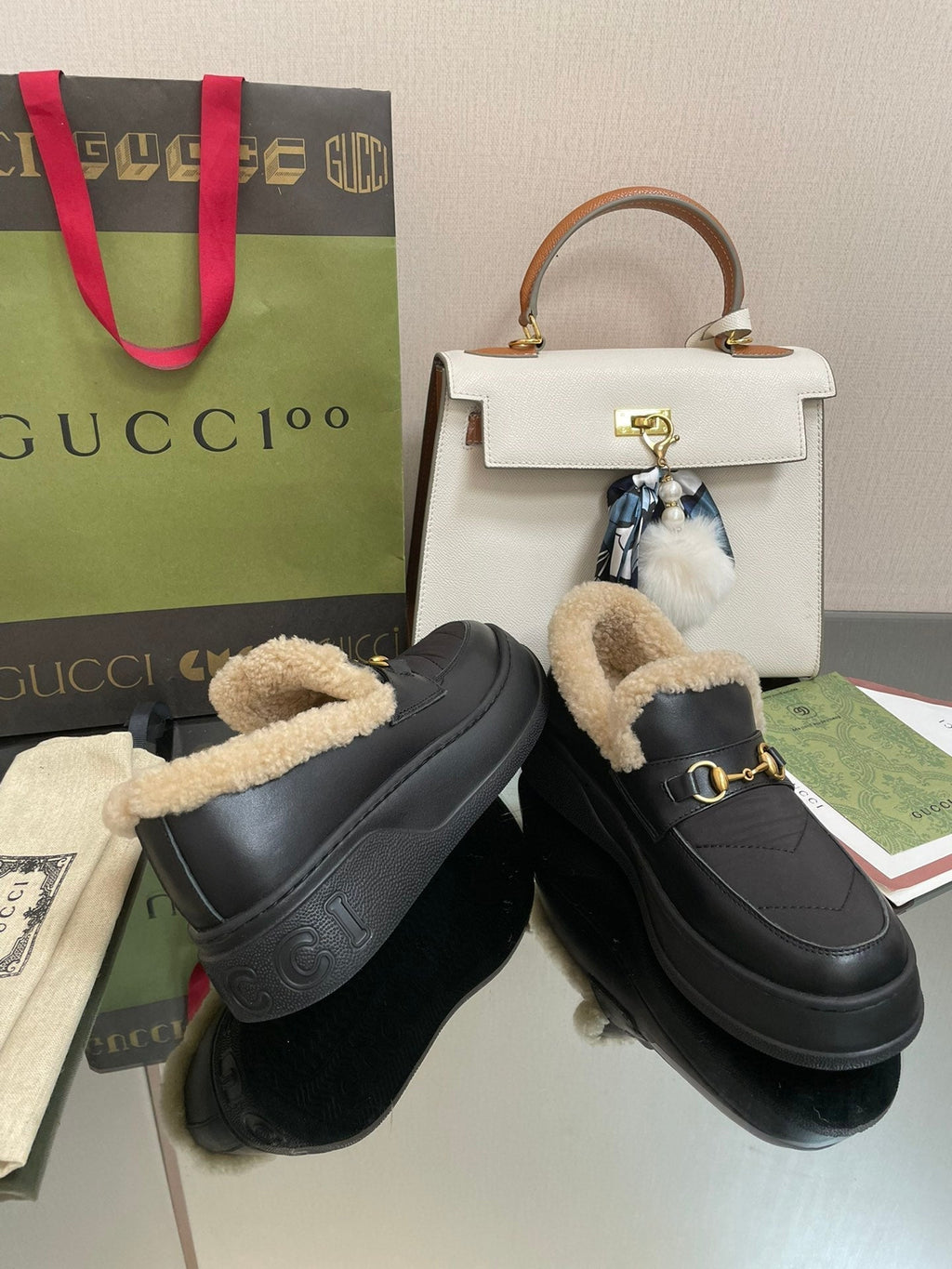 GUCCI LOAFER IN BLACK CALFSKIN WITH BEIGE WOOL LINING