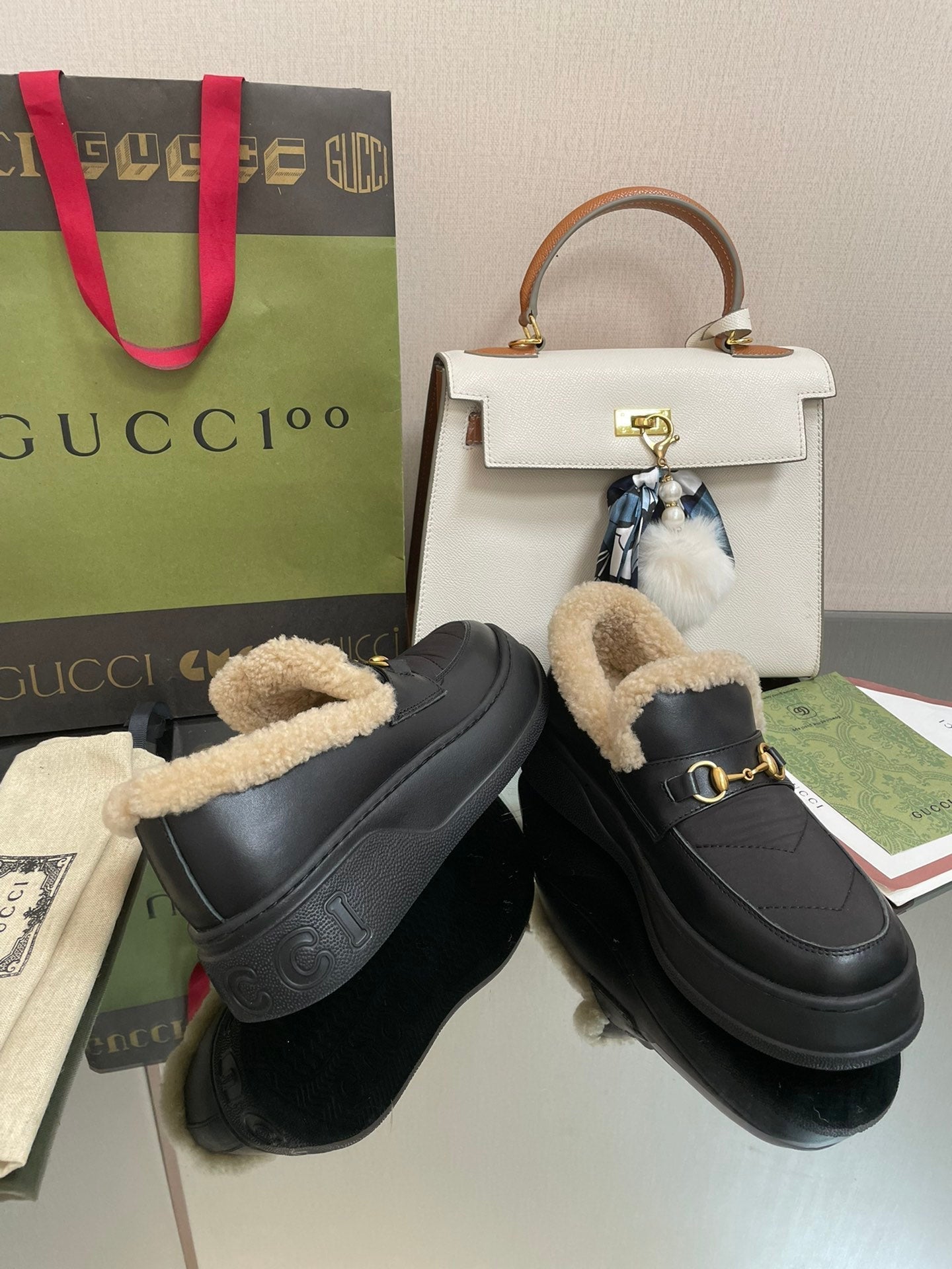 GUCCI LOAFER IN BLACK CALFSKIN WITH BEIGE WOOL LINING