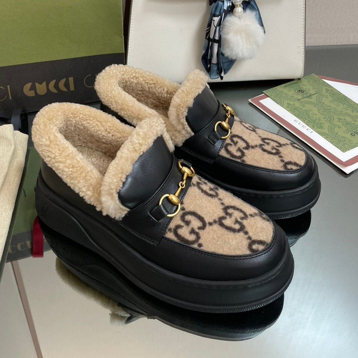 GUCCI LOAFER IN CAMEL BROWN JACQUARD AND BLACK CALFSKIN WITH BEIGE WOOL LINING