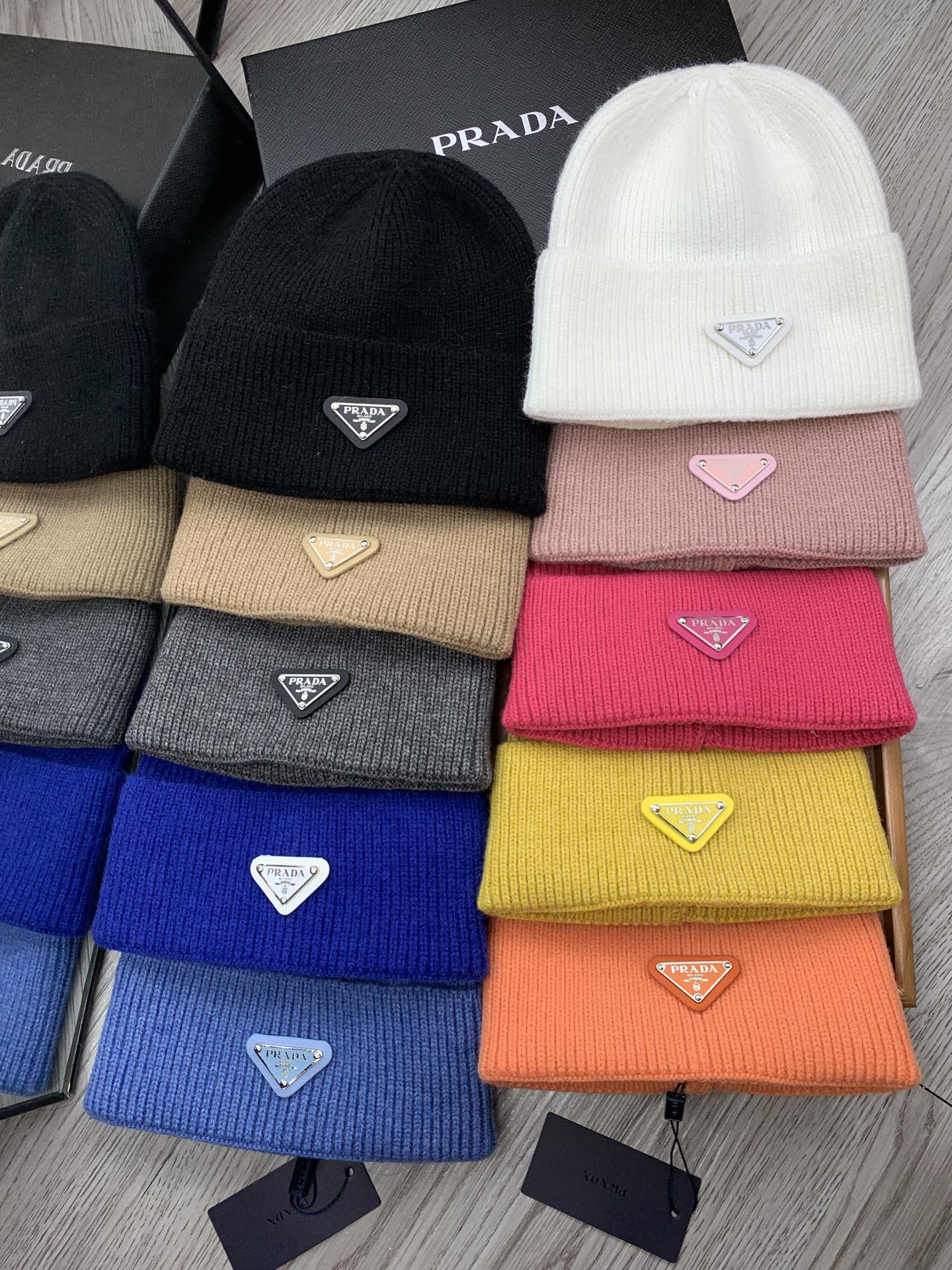 PRADA BEANIIE HAT IN WHITE WOOL 335040