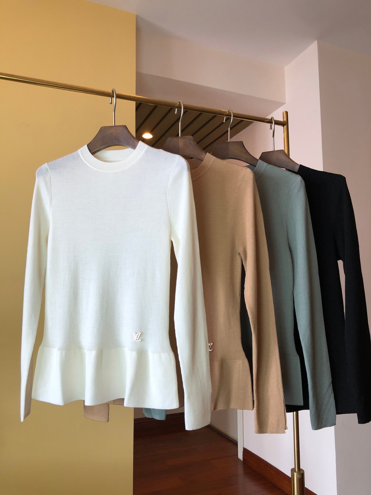 LOUIS VUITTON LV 25S CREW NECK RUFFLE PULLOVER 0081
