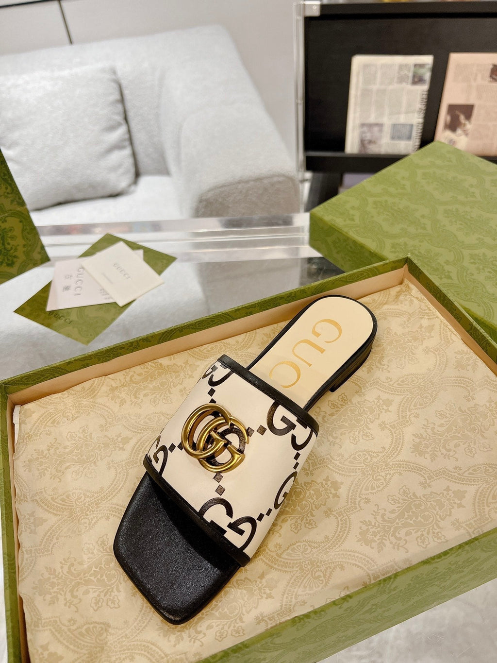 GUCCI EXCLUSIVE SLIDE SANDAL BLACK AND CREAM CALFSKIN