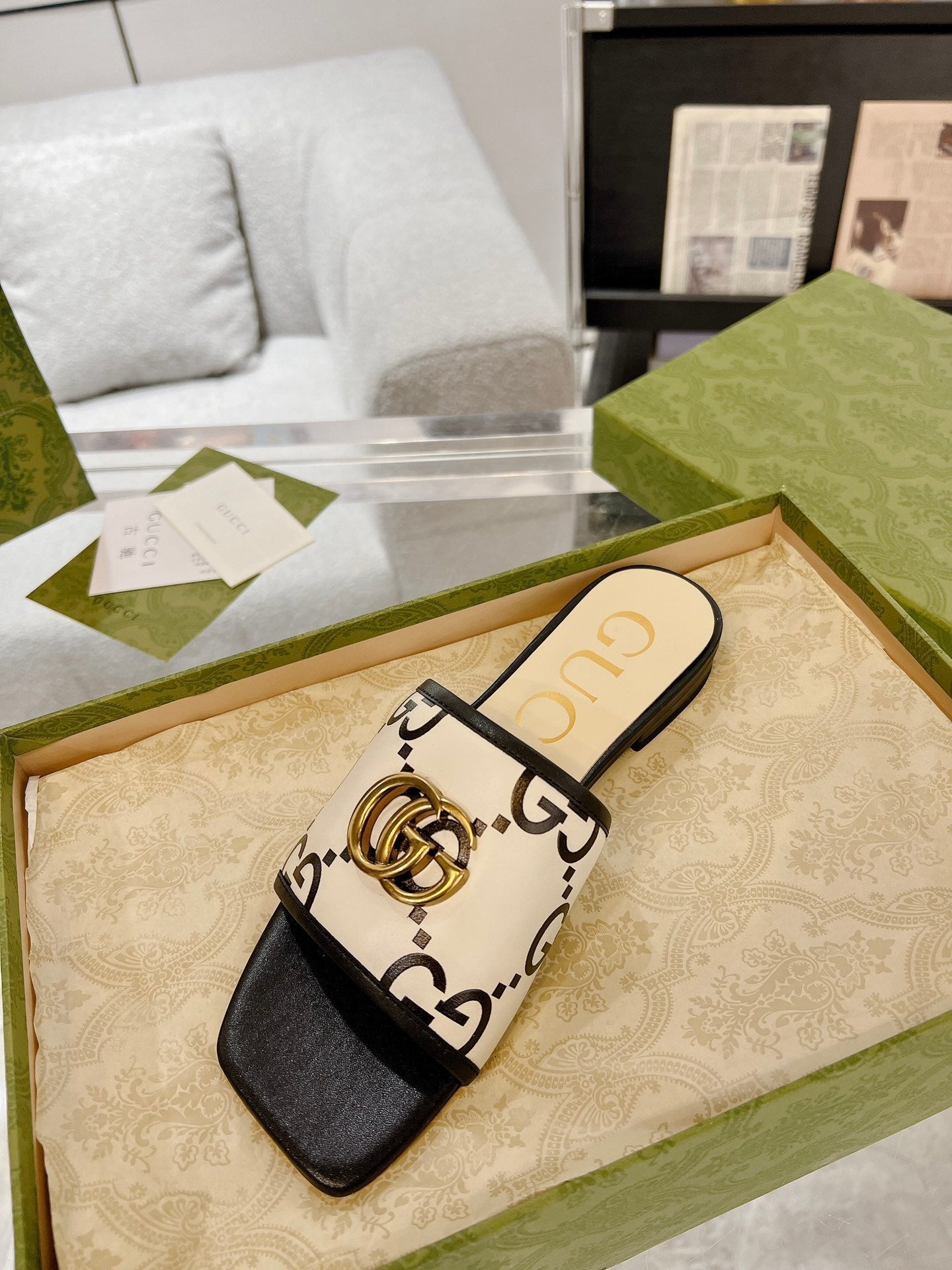 GUCCI EXCLUSIVE SLIDE SANDAL BLACK AND CREAM CALFSKIN