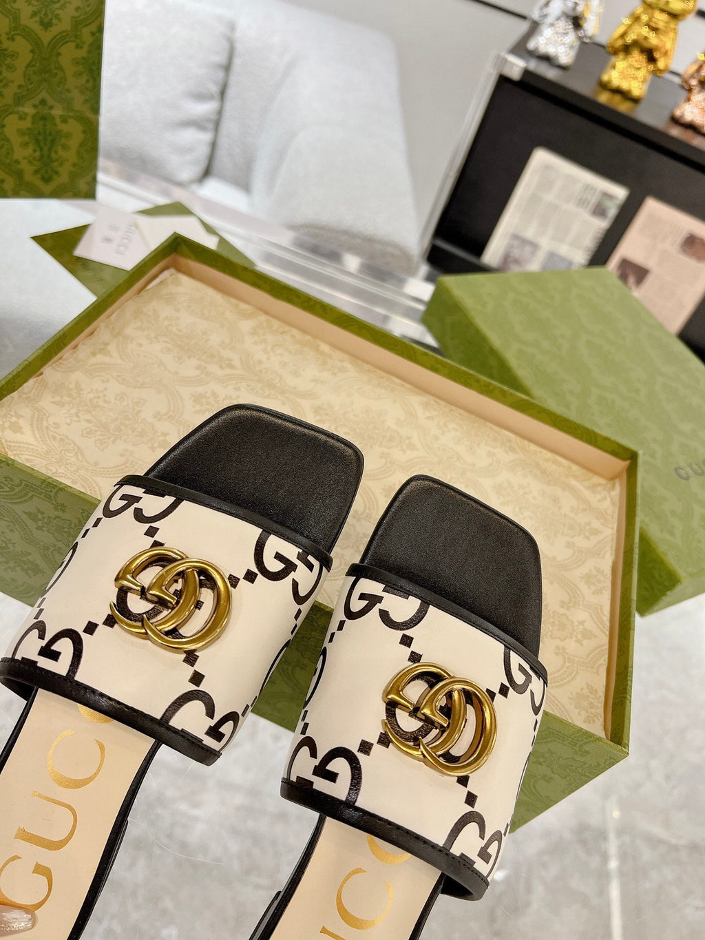 GUCCI EXCLUSIVE SLIDE SANDAL BLACK AND CREAM CALFSKIN