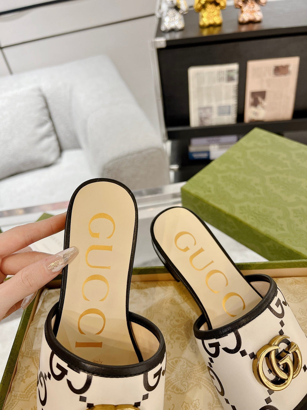 GUCCI EXCLUSIVE SLIDE SANDAL BLACK AND CREAM CALFSKIN