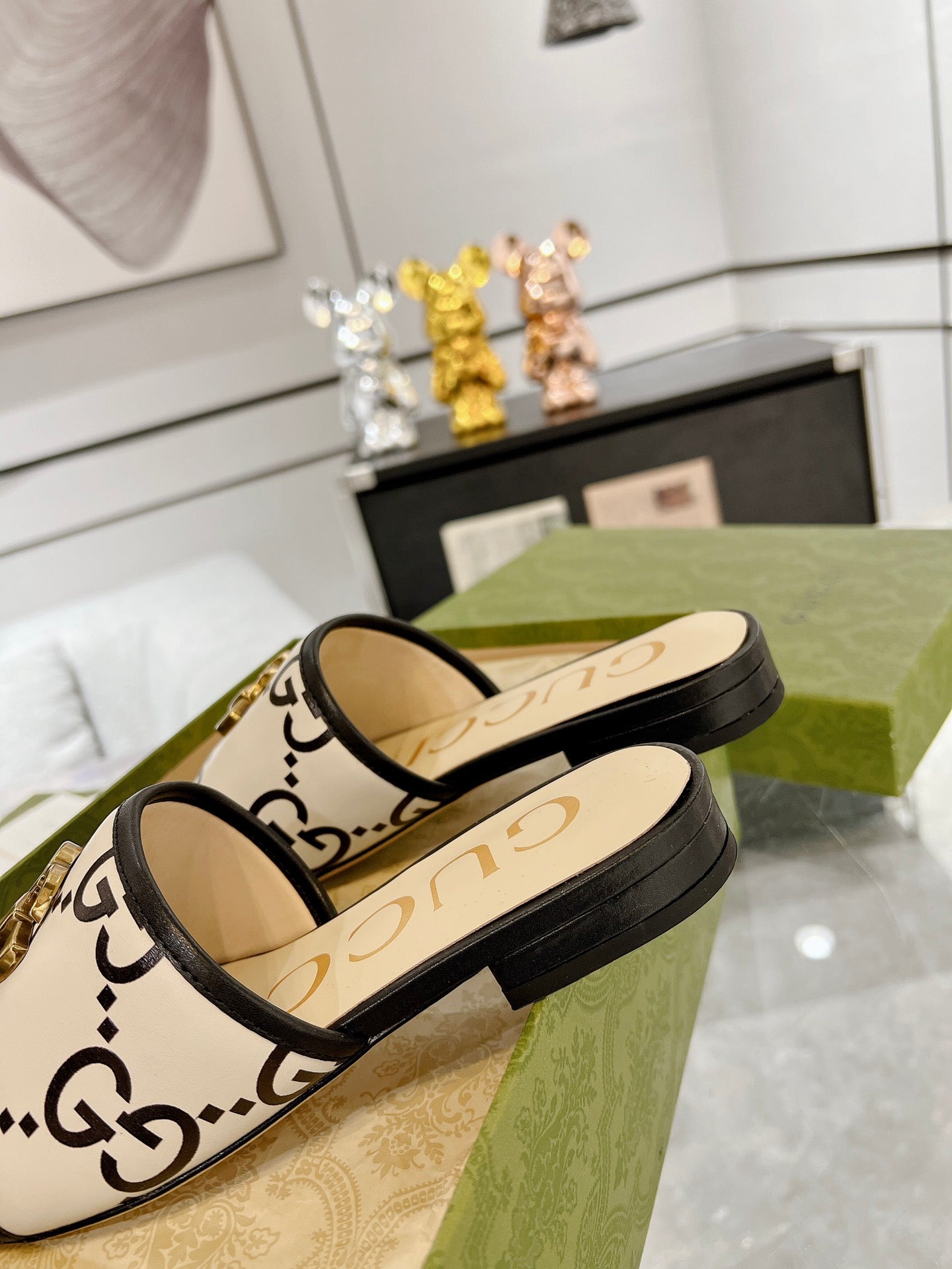 GUCCI EXCLUSIVE SLIDE SANDAL BLACK AND CREAM CALFSKIN