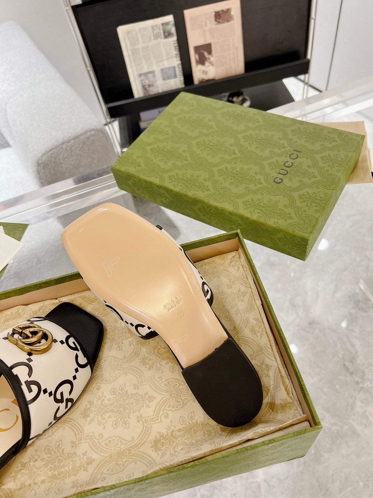 GUCCI EXCLUSIVE SLIDE SANDAL BLACK AND CREAM CALFSKIN