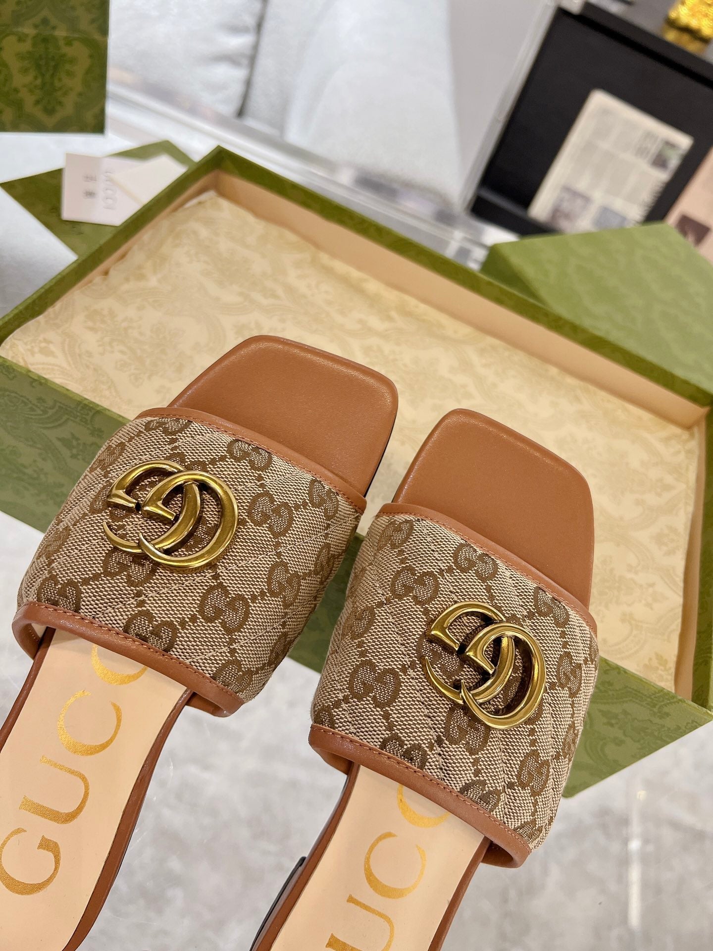 GUCCI EXCLUSIVE SLIDE SANDAL CARAMEL AND BROWN FABRIC