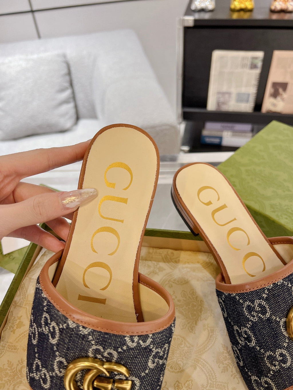 GUCCI EXCLUSIVE SLIDE SANDAL CARAMEL AND BLACK FABRIC