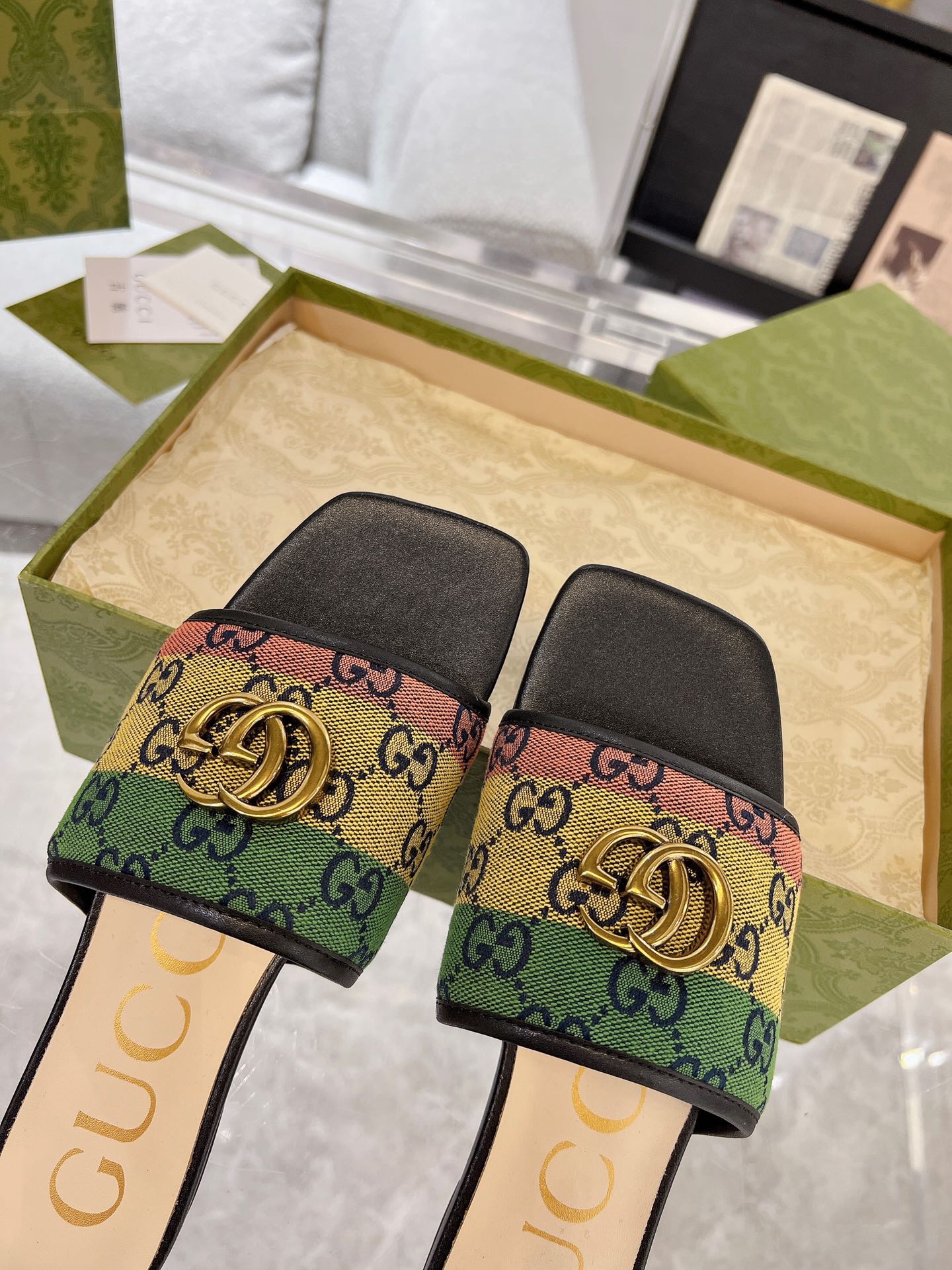 GUCCI EXCLUSIVE SLIDE SANDAL BLACK AND CREAM FABRIC