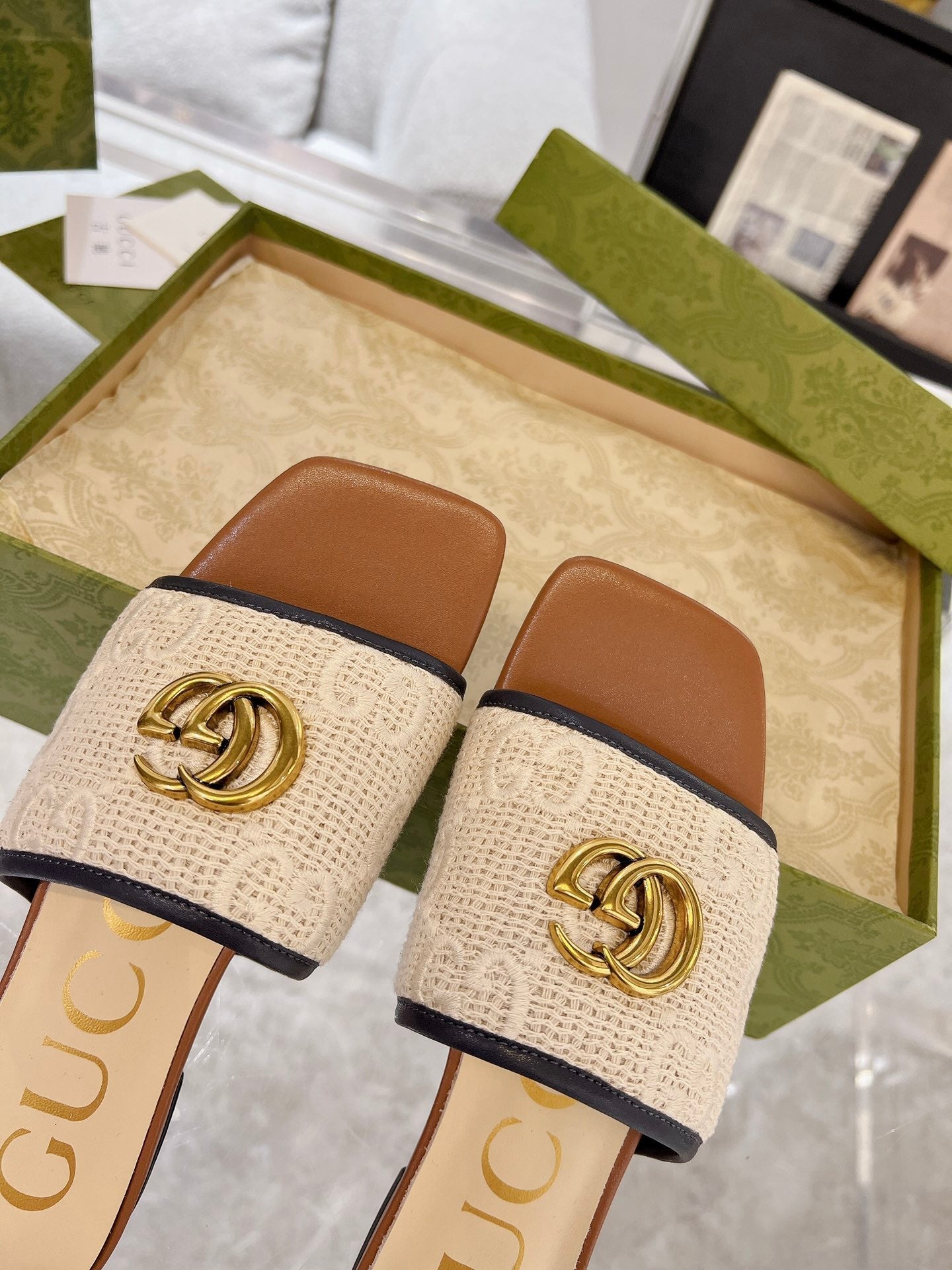 GUCCI EXCLUSIVE SLIDE SANDAL CARAMEL AND CREAM SEDGE