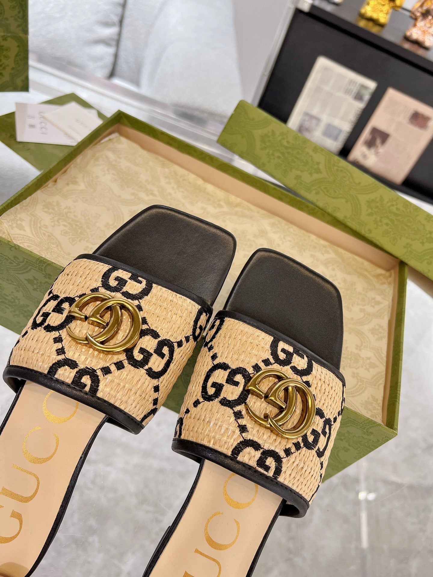 GUCCI EXCLUSIVE SLIDE SANDAL BLACK AND CREAM SEDGE