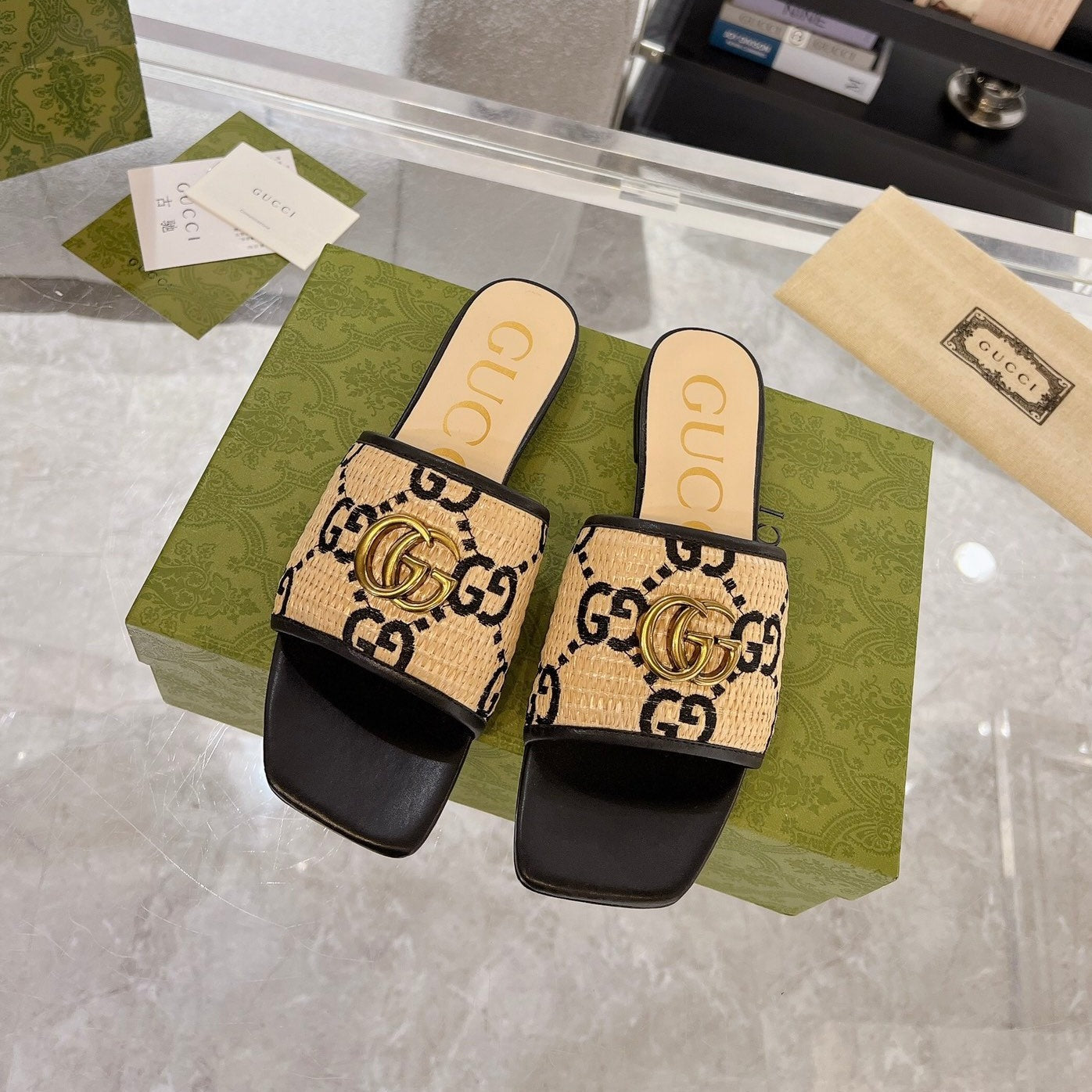 GUCCI EXCLUSIVE SLIDE SANDAL BLACK AND CREAM SEDGE