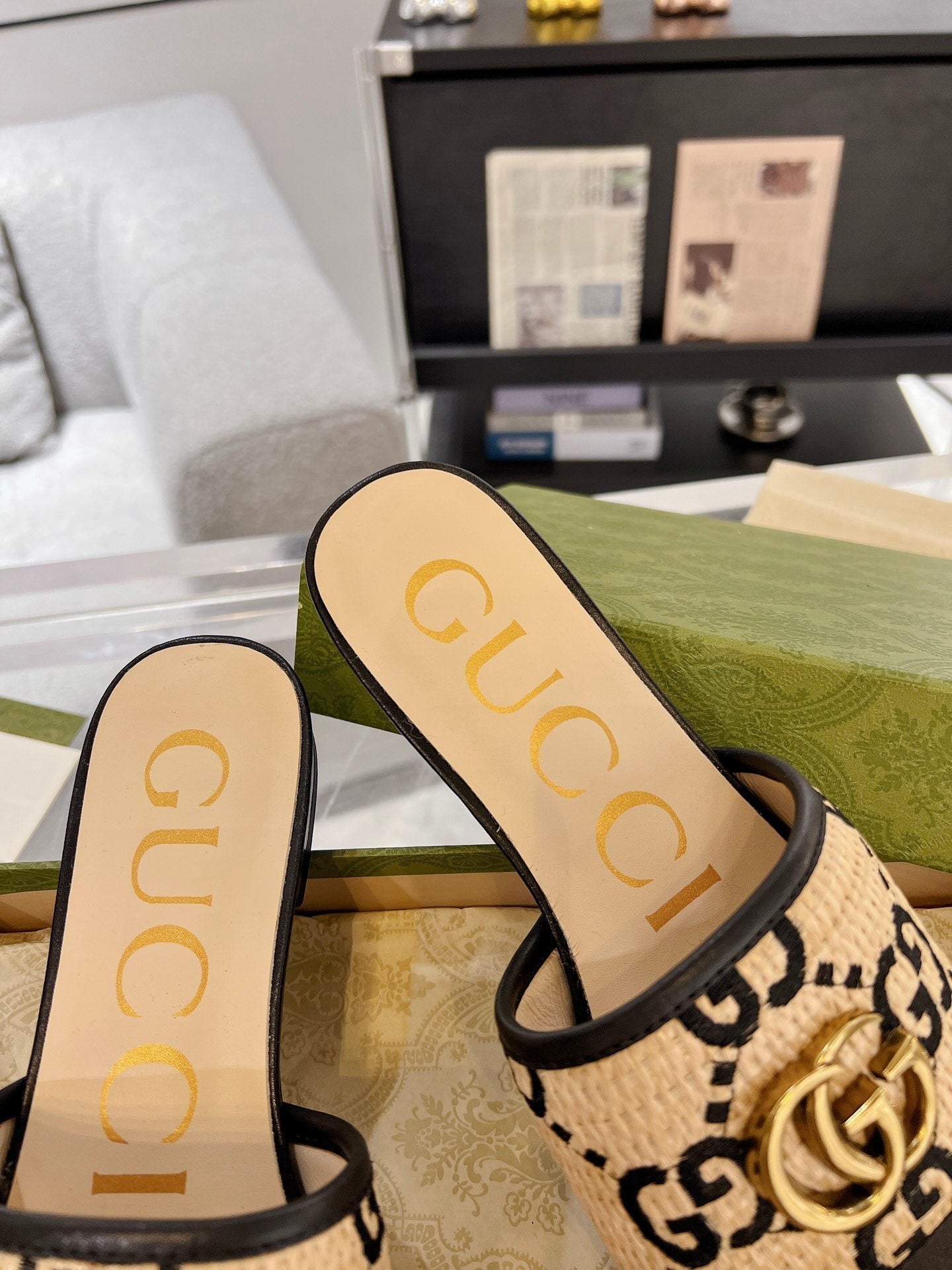 GUCCI EXCLUSIVE SLIDE SANDAL BLACK AND CREAM SEDGE