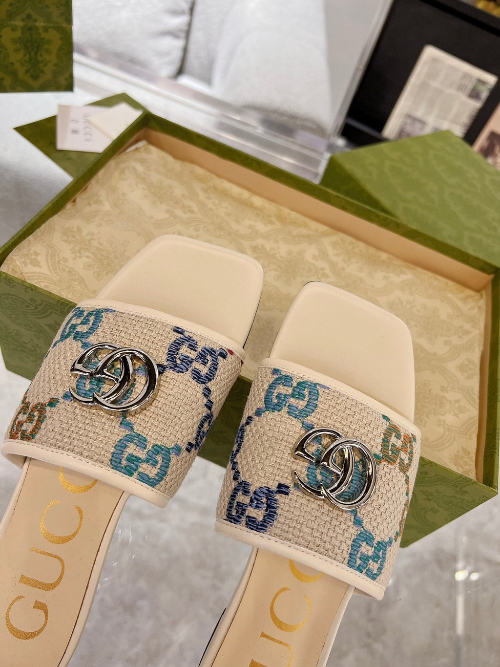 GUCCI EXCLUSIVE SLIDE SANDAL IVORY SEDGE WITH NAVY PATTERN