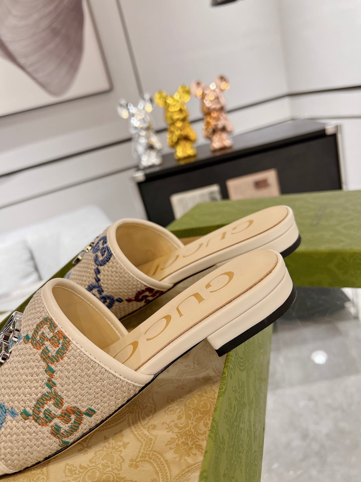 GUCCI EXCLUSIVE SLIDE SANDAL IVORY SEDGE WITH NAVY PATTERN