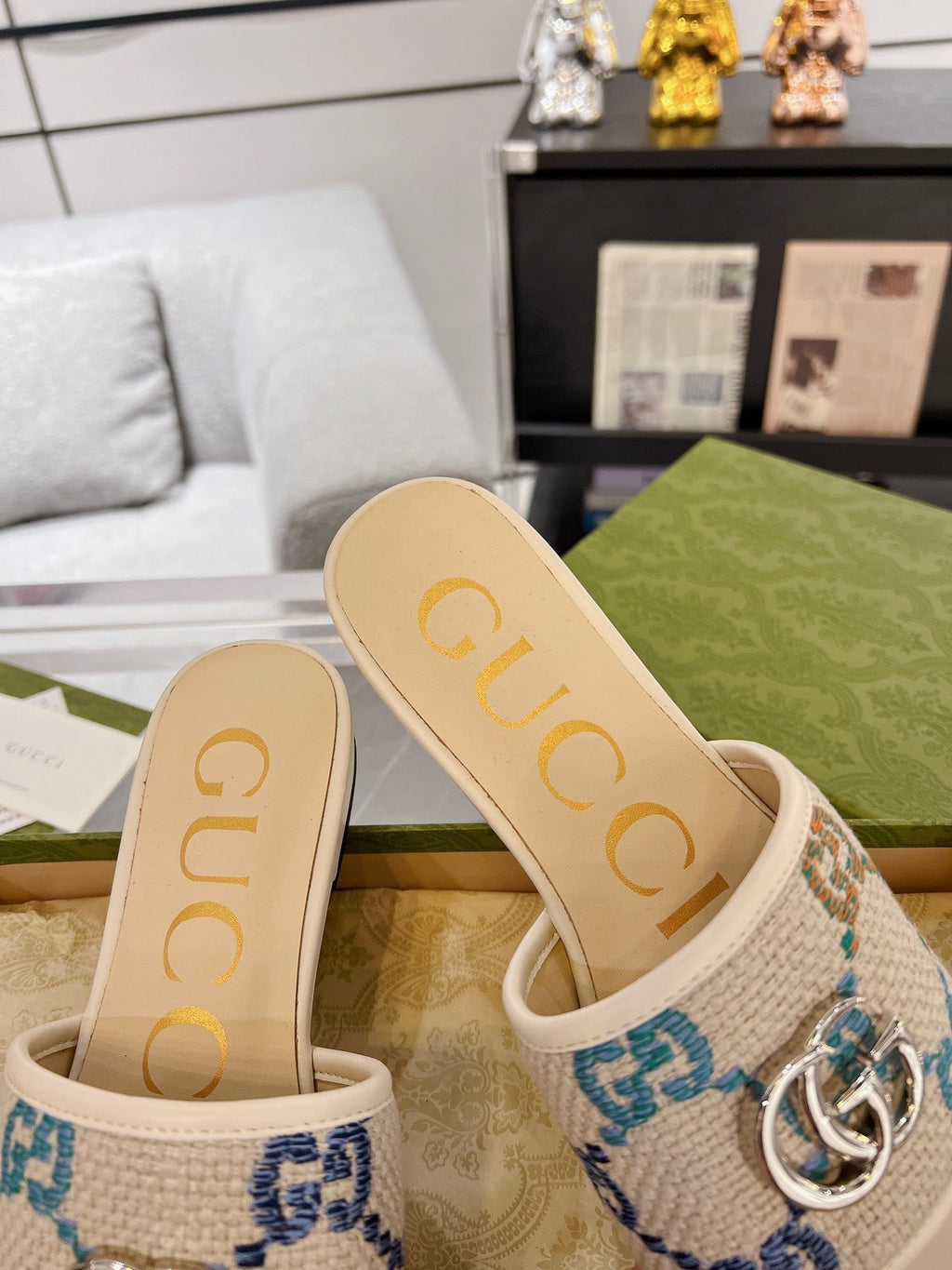 GUCCI EXCLUSIVE SLIDE SANDAL IVORY SEDGE WITH NAVY PATTERN