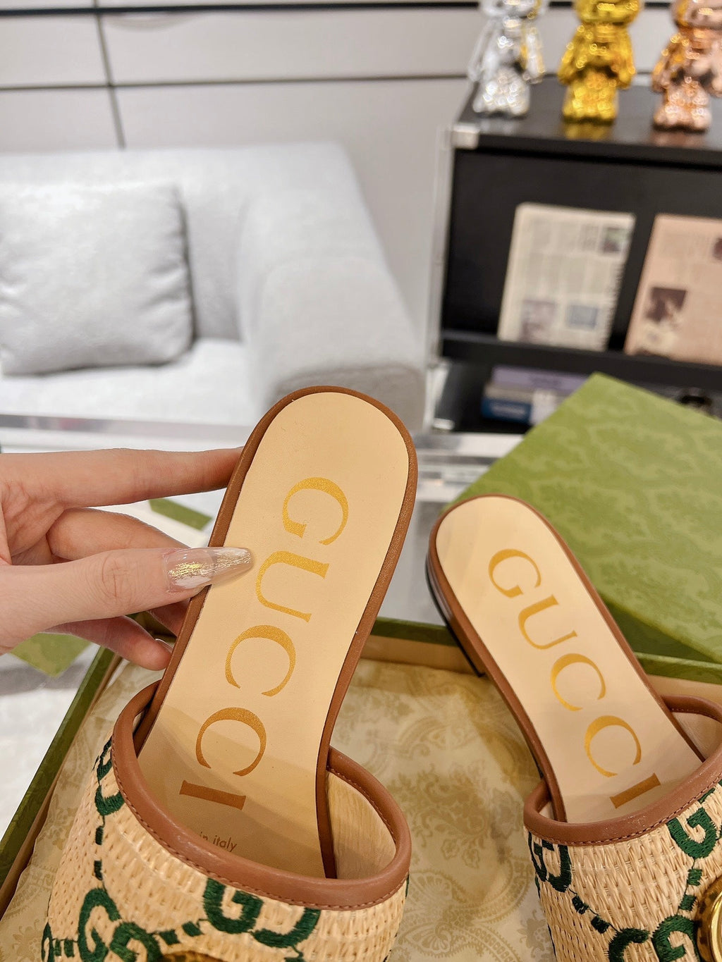 GUCCI EXCLUSIVE SLIDE SANDAL CARAMEL SEDGE