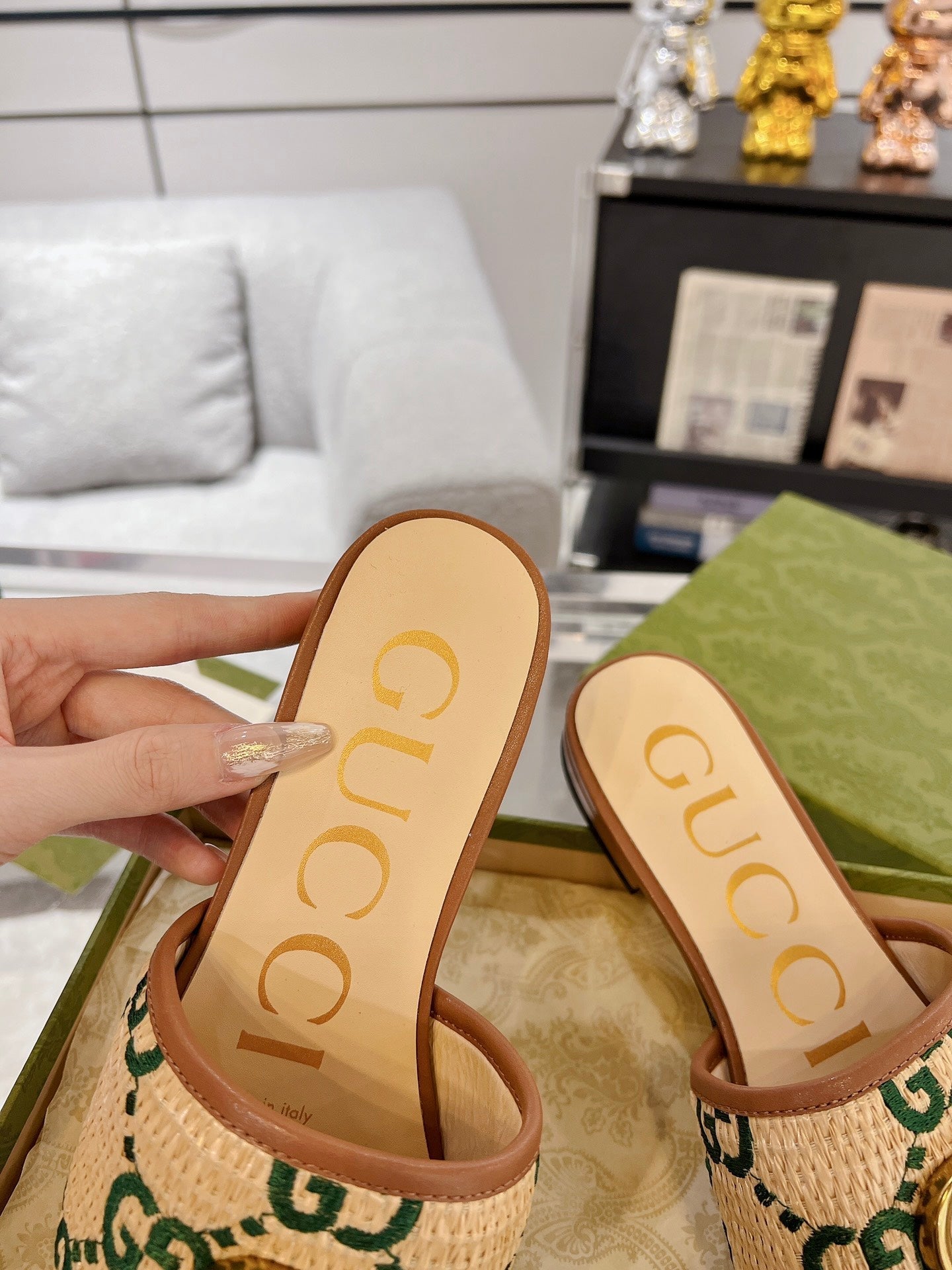 GUCCI EXCLUSIVE SLIDE SANDAL CARAMEL SEDGE