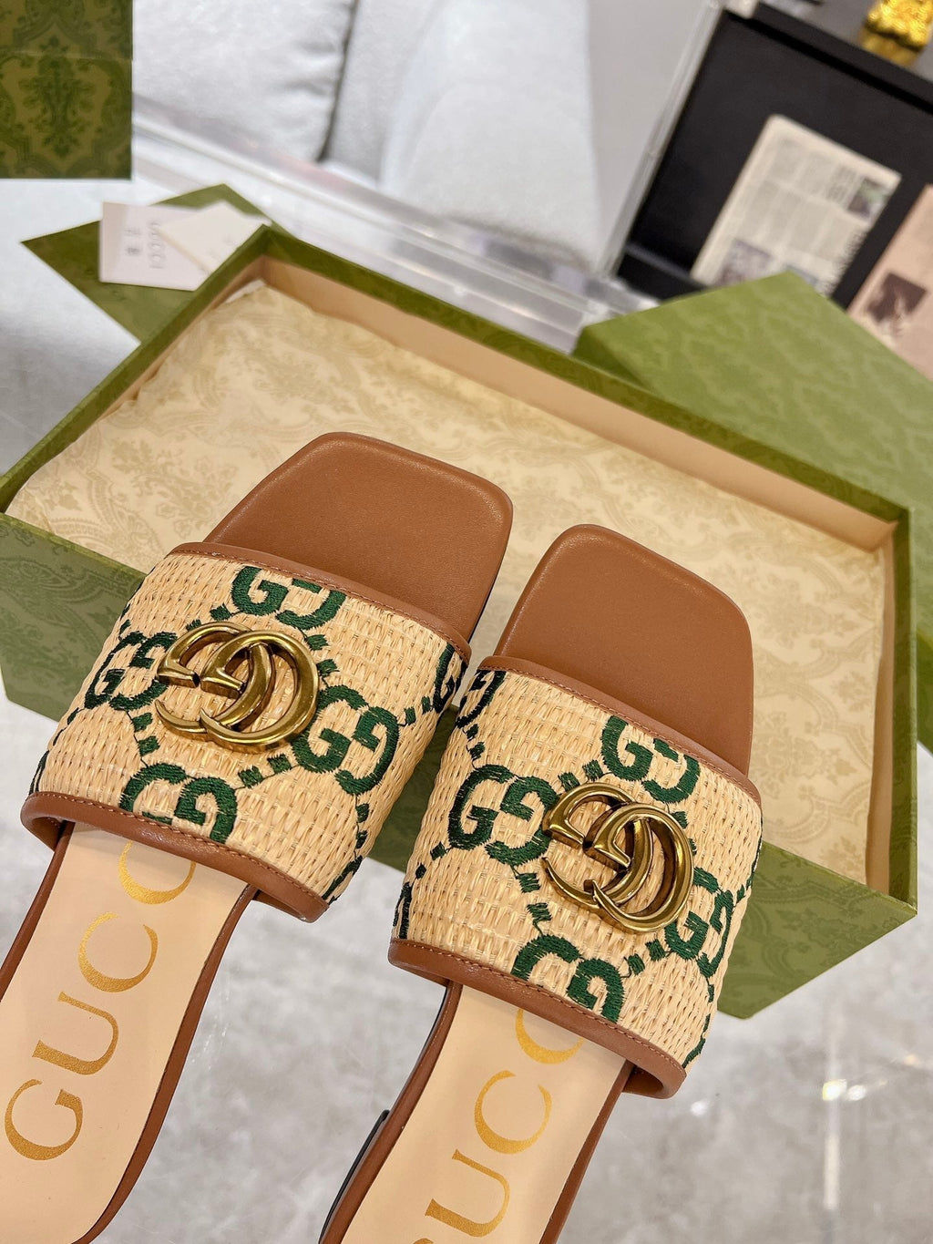 GUCCI EXCLUSIVE SLIDE SANDAL CARAMEL SEDGE