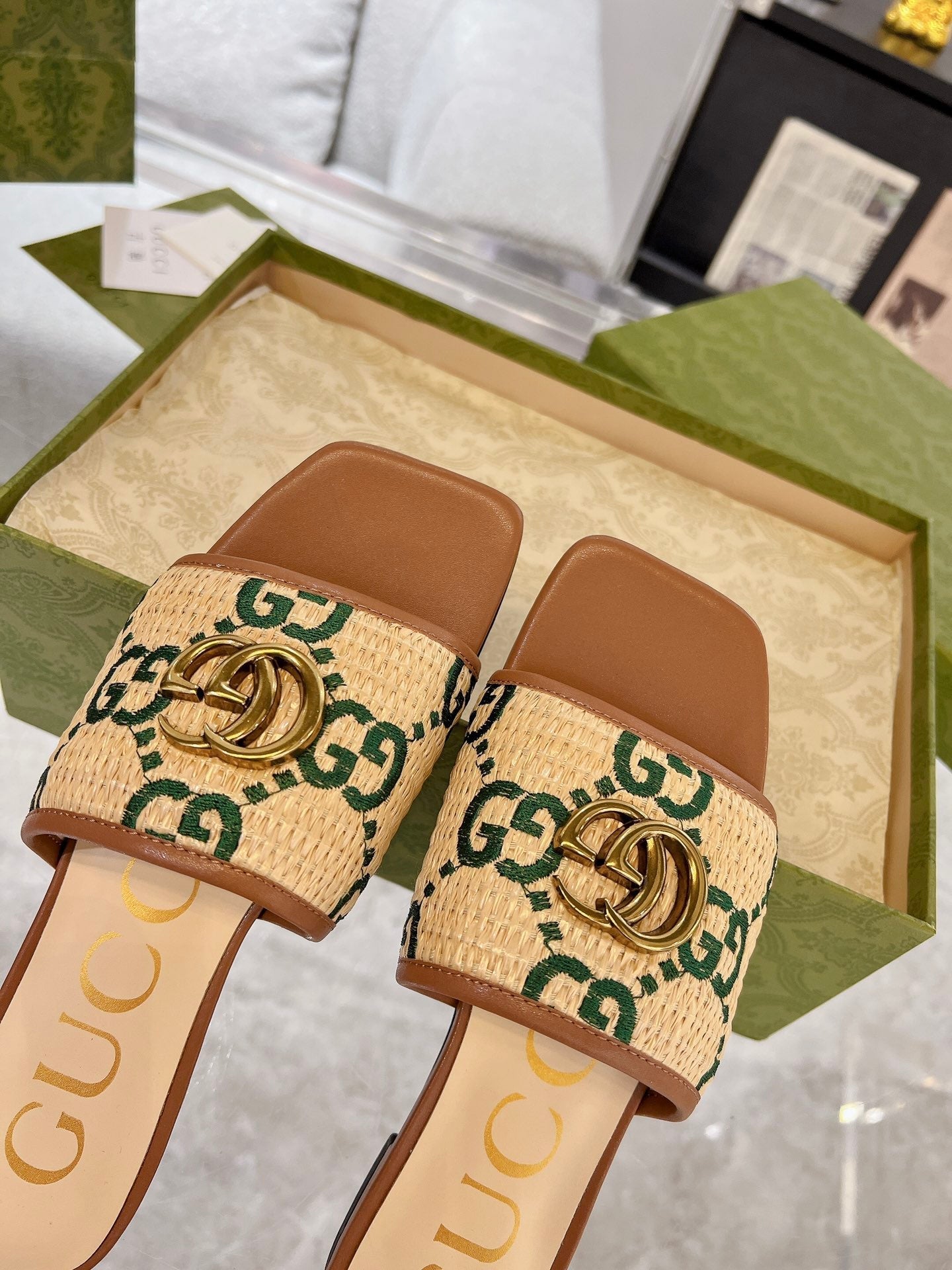 GUCCI EXCLUSIVE SLIDE SANDAL CARAMEL SEDGE