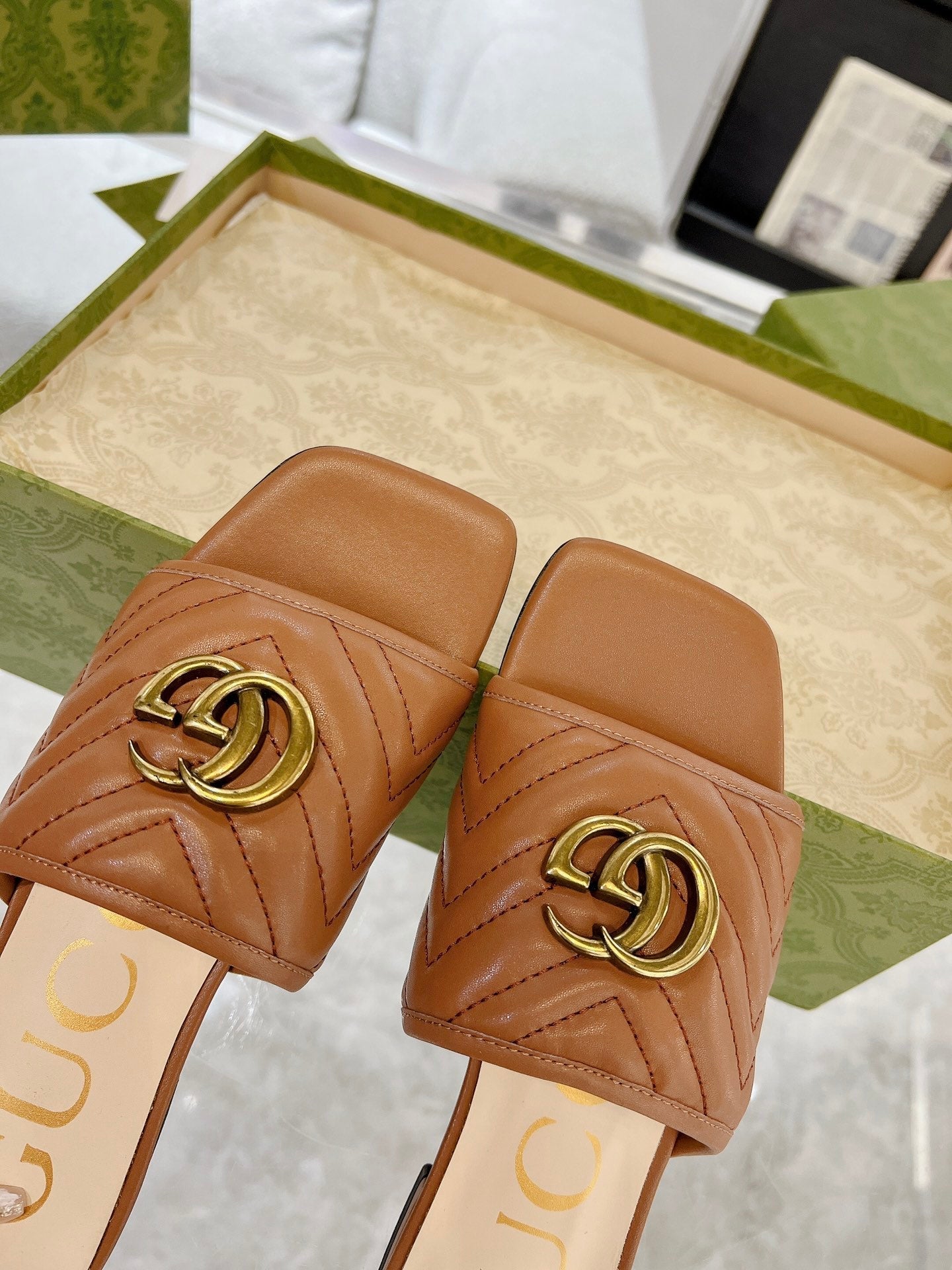 GUCCI EXCLUSIVE SLIDE SANDAL CARAMEL CALFSKIN