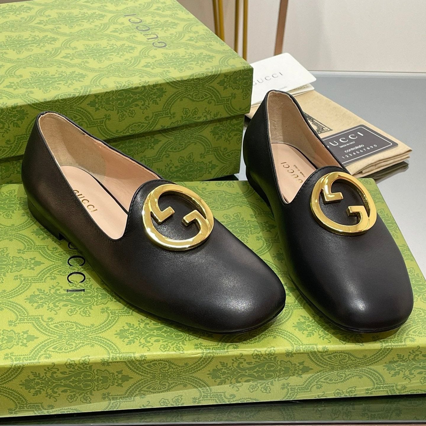 GUCCI BLONDIE LOGO-PLAQUE LOAFERS IN BLACK CALFSKIN WITH GOLD HARDWARE