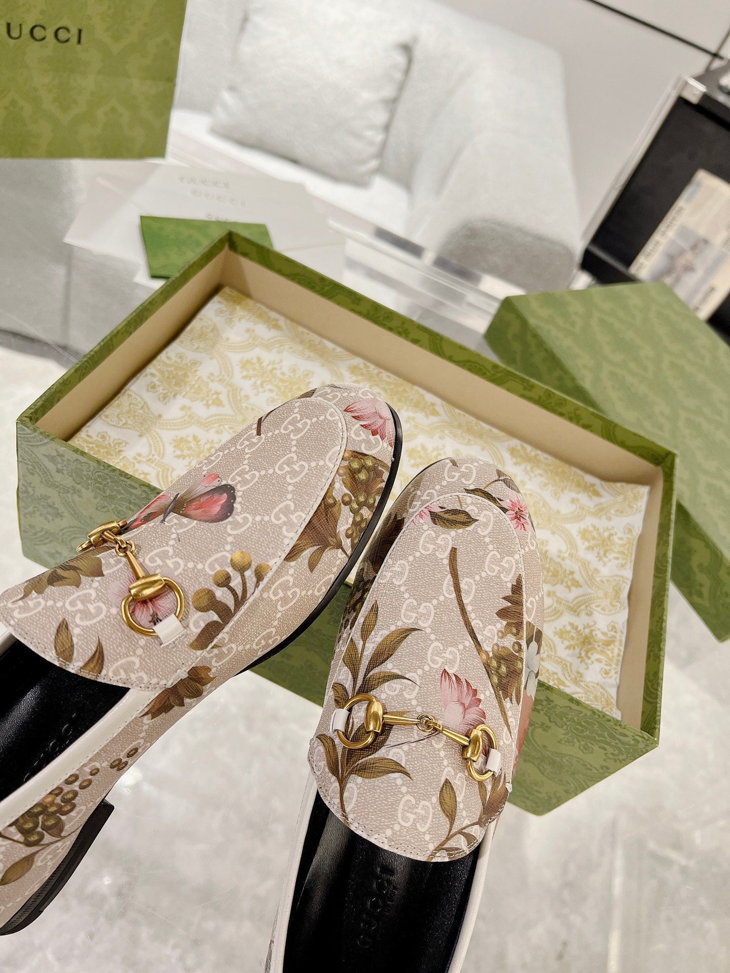 GUCCI HORSEBIT LOAFER WITH FLOWER PRINT IN LINEN BEIGE MONOGRAM JACQUARD FABRIC