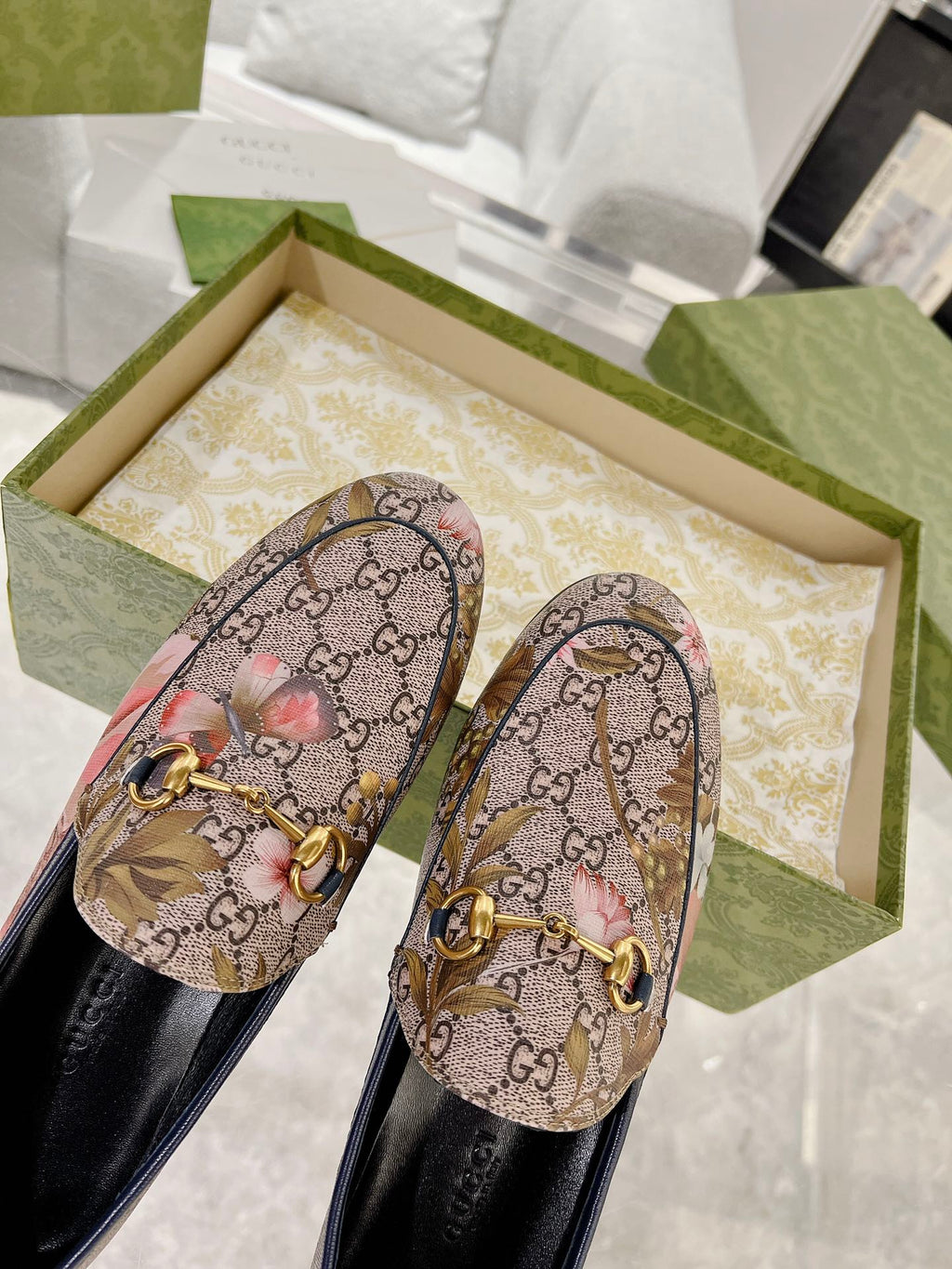 GUCCI HORSEBIT LOAFER WITH FLOWER PRINT IN DARK BEIGE MONOGRAM JACQUARD FABRIC
