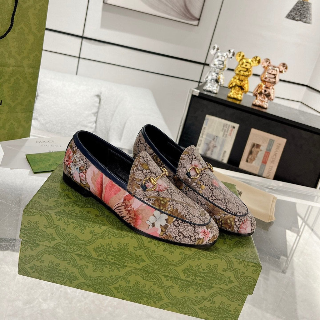 GUCCI HORSEBIT LOAFER WITH FLOWER PRINT IN DARK BEIGE MONOGRAM JACQUARD FABRIC