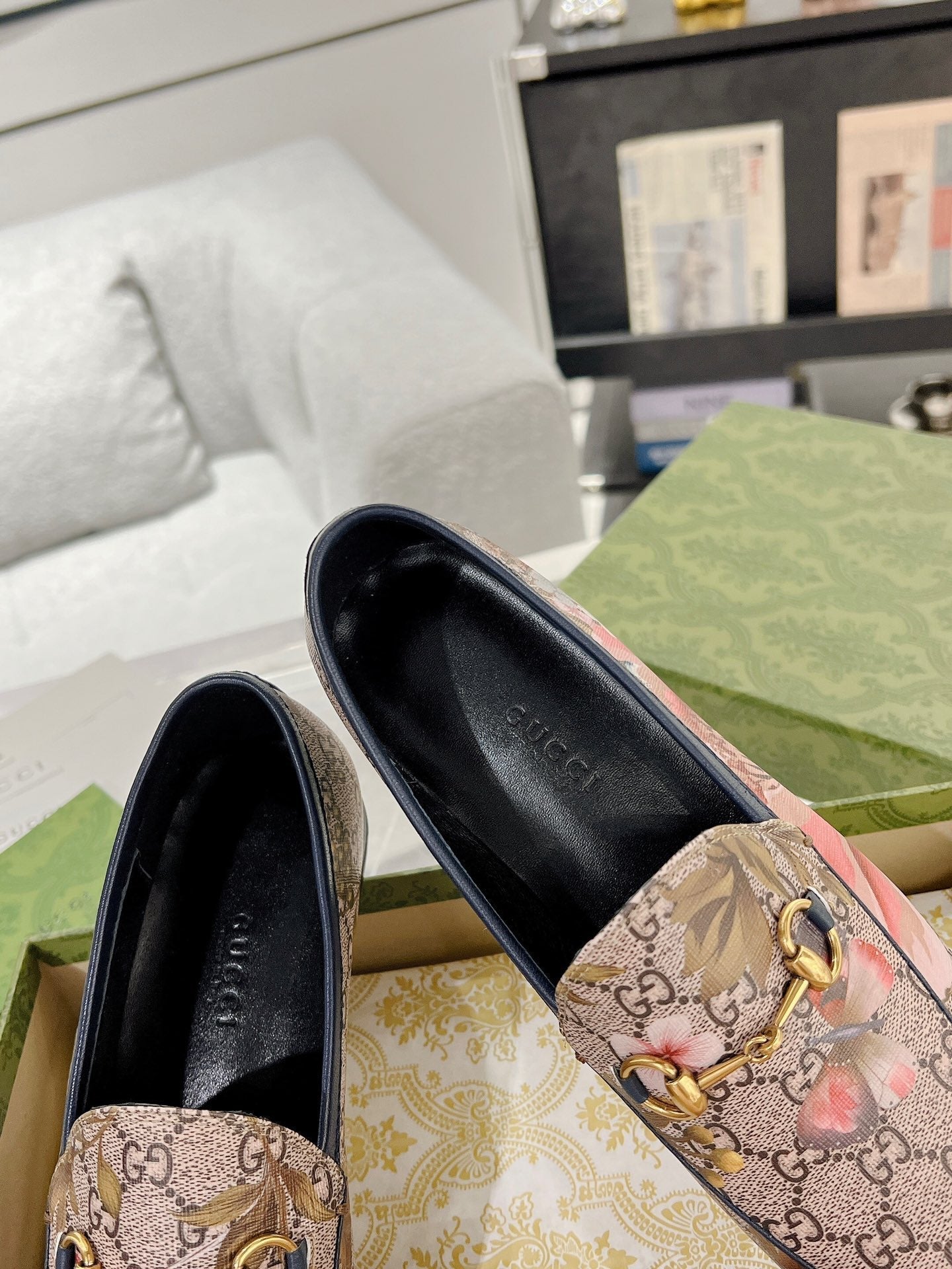 GUCCI HORSEBIT LOAFER WITH FLOWER PRINT IN DARK BEIGE MONOGRAM JACQUARD FABRIC