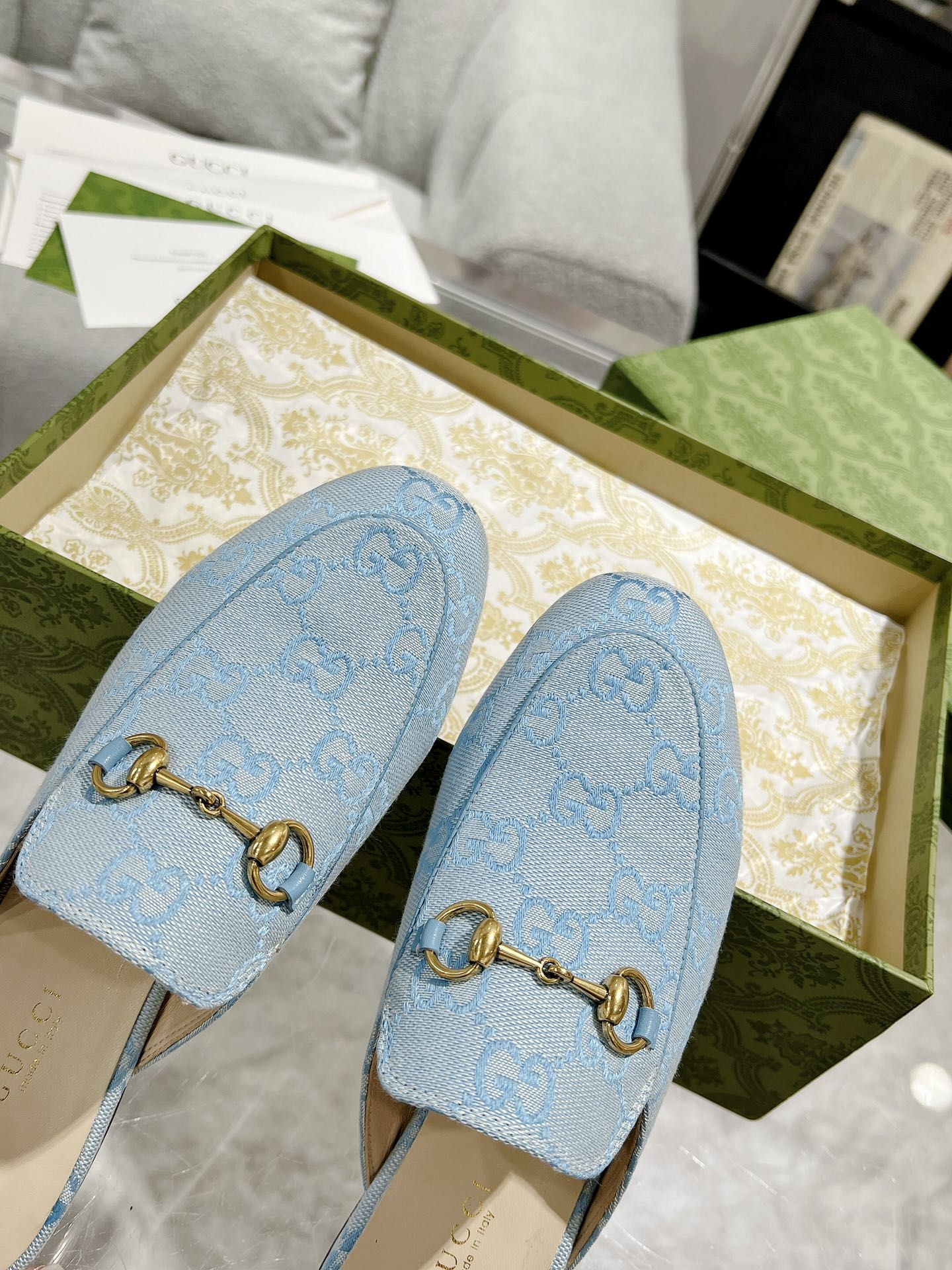 GUCCI MEN'S MULE WITH HORSEBIT IN LIGHT BLUE MONOGRAM JACQUARD FABRIC