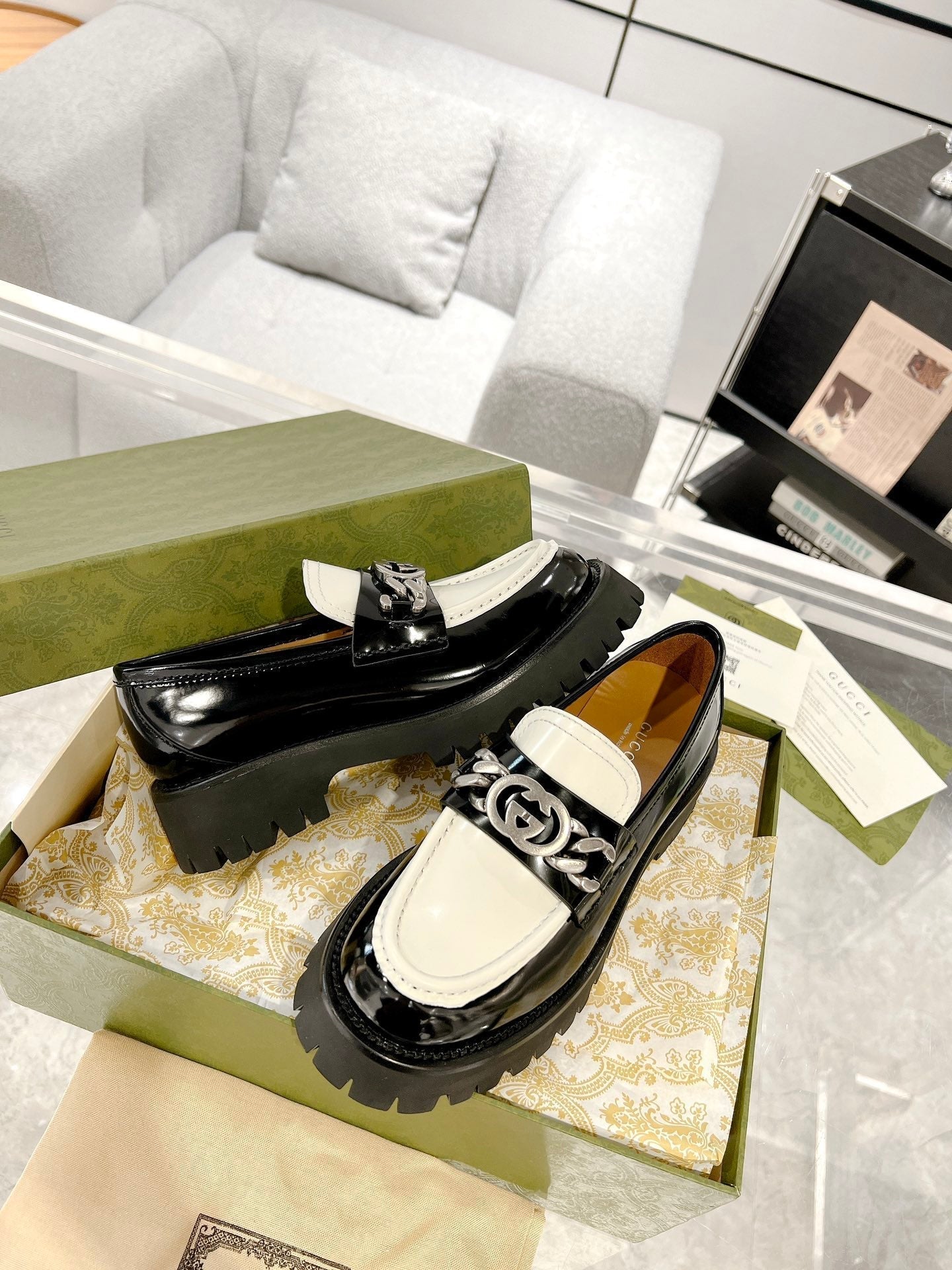 GUCCI LOAFER WITH  CHAINS GLOSSY BLACK AND WHITE CALFSKIN