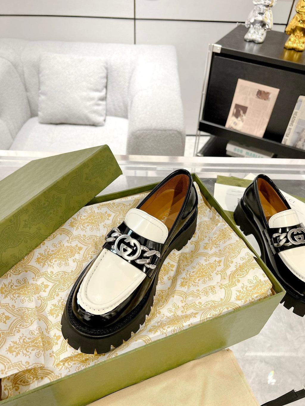 GUCCI LOAFER WITH  CHAINS GLOSSY BLACK AND WHITE CALFSKIN