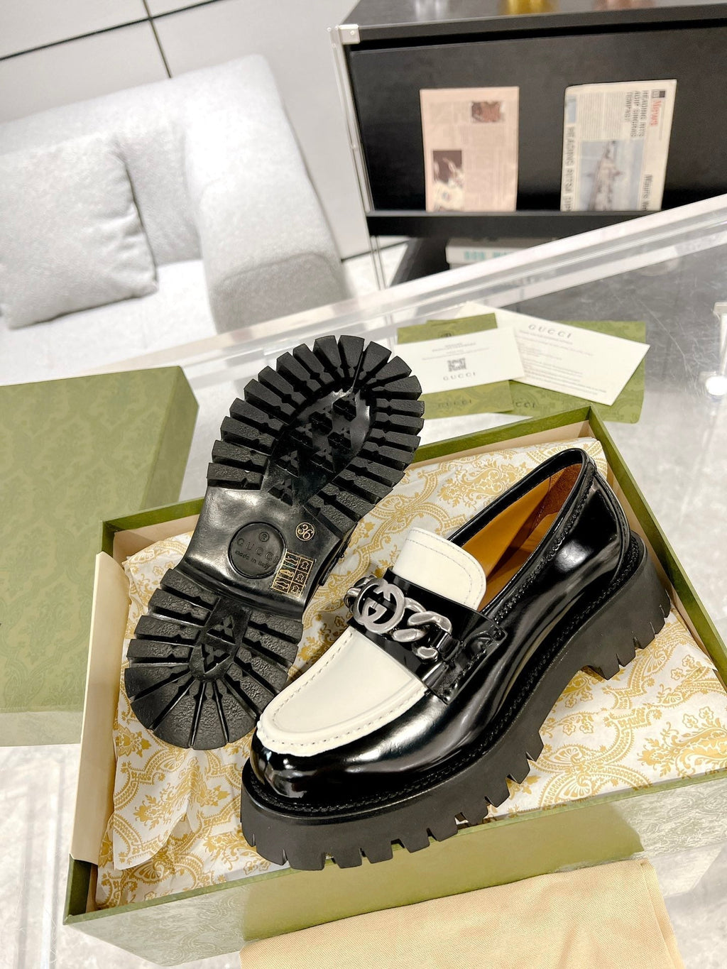 GUCCI LOAFER WITH  CHAINS GLOSSY BLACK AND WHITE CALFSKIN