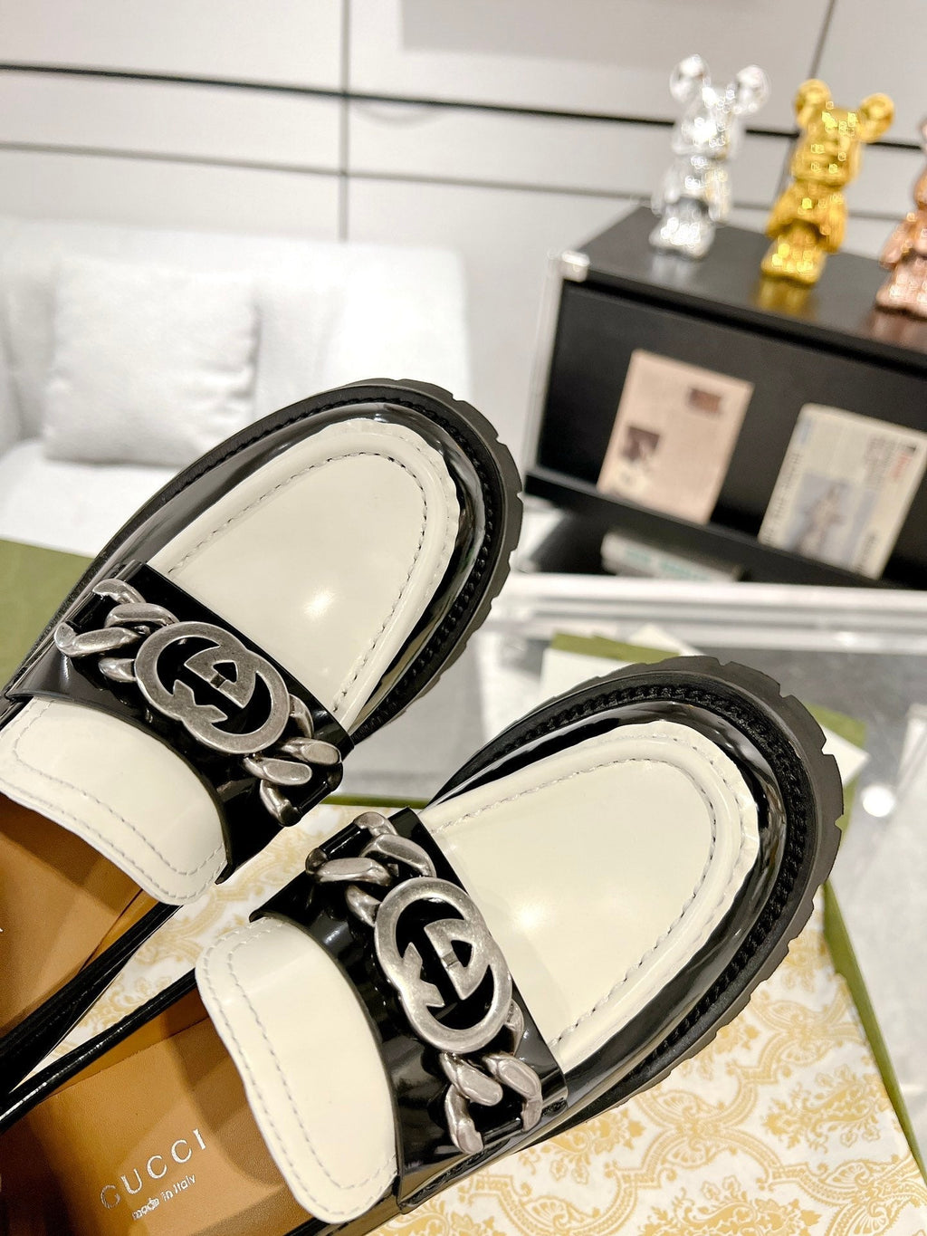 GUCCI LOAFER WITH  CHAINS GLOSSY BLACK AND WHITE CALFSKIN