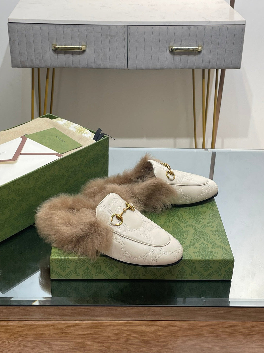 GUCCI HORSEBIT MULE IN WHITE EMBOSSED CALFSKIN AND LAMB WOOL LINING
