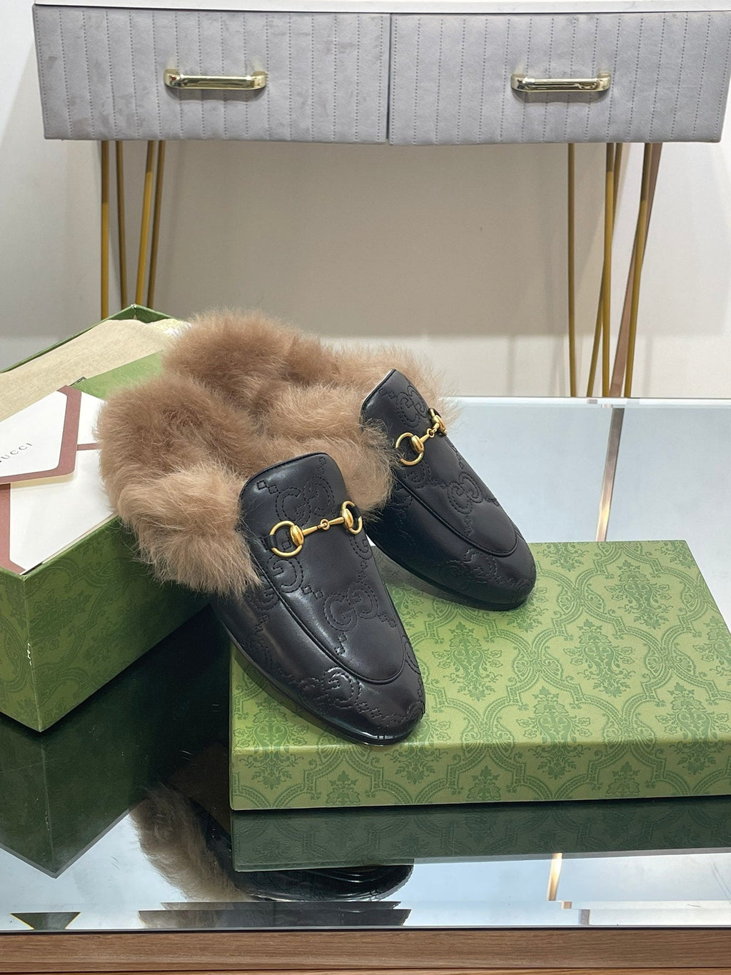 GUCCI HORSEBIT MULE IN BLACK EMBOSSED CALFSKIN AND LAMB WOOL LINING