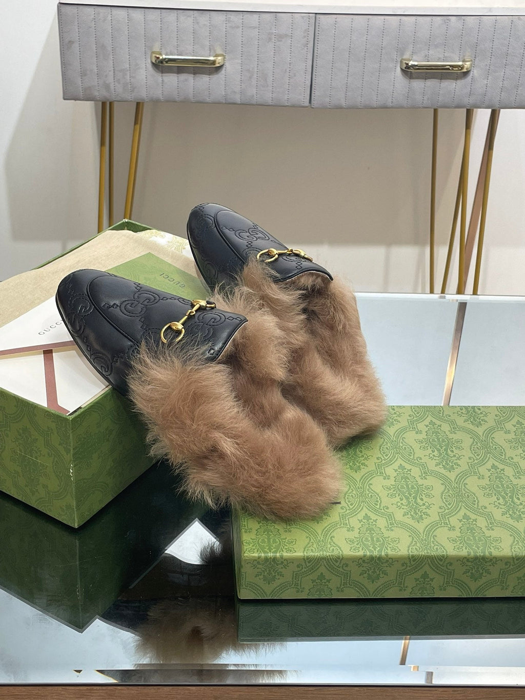 GUCCI HORSEBIT MULE IN BLACK EMBOSSED CALFSKIN AND LAMB WOOL LINING