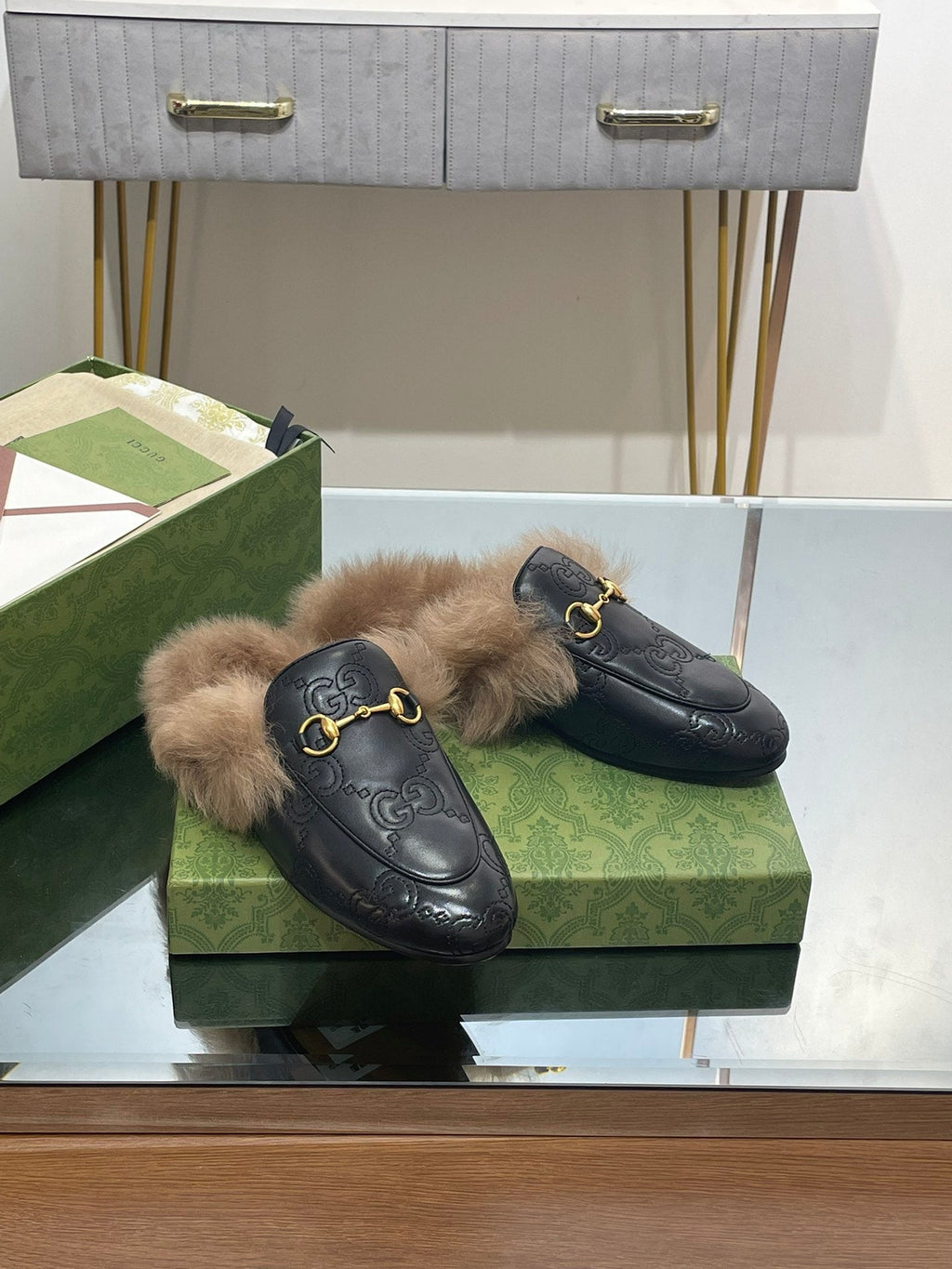 GUCCI HORSEBIT MULE IN BLACK EMBOSSED CALFSKIN AND LAMB WOOL LINING