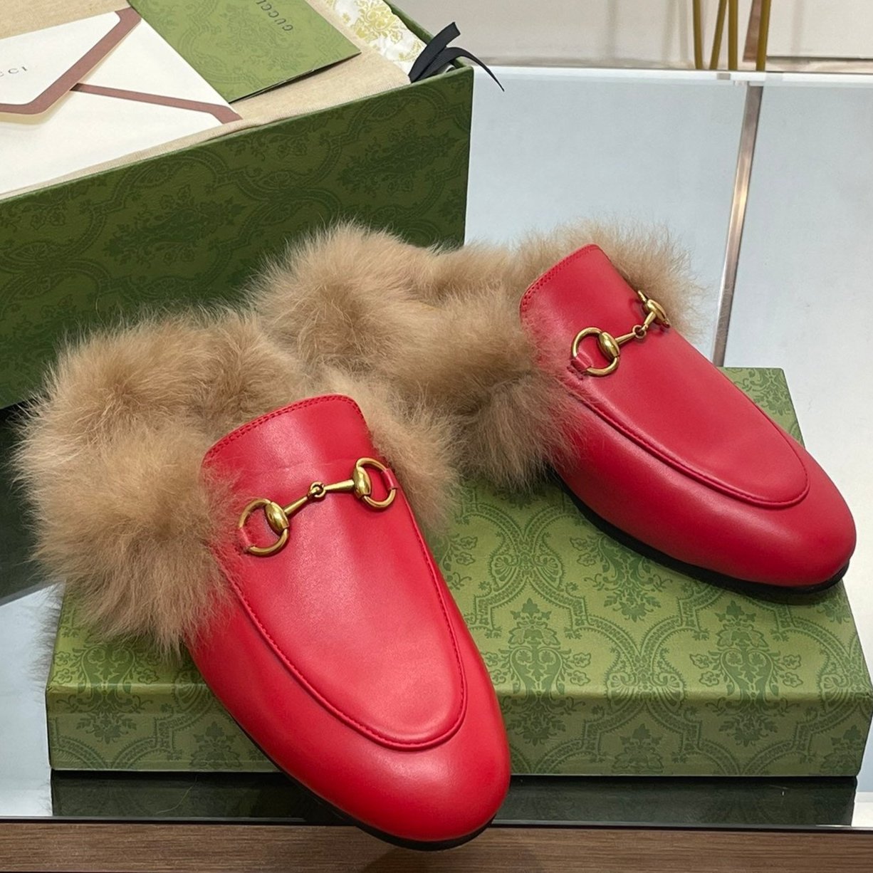 GUCCI HORSEBIT MULE IN CHERRY RED CALFSKIN AND LAMB WOOL LINING