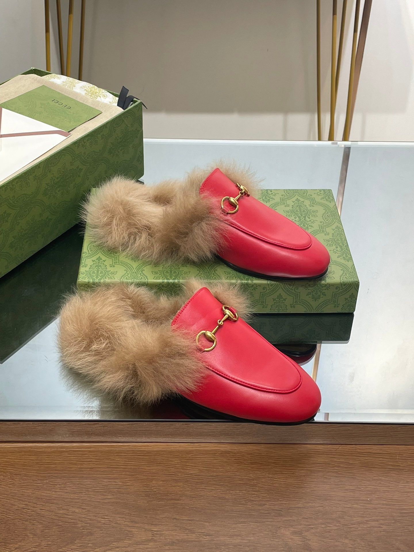 GUCCI HORSEBIT MULE IN CHERRY RED CALFSKIN AND LAMB WOOL LINING