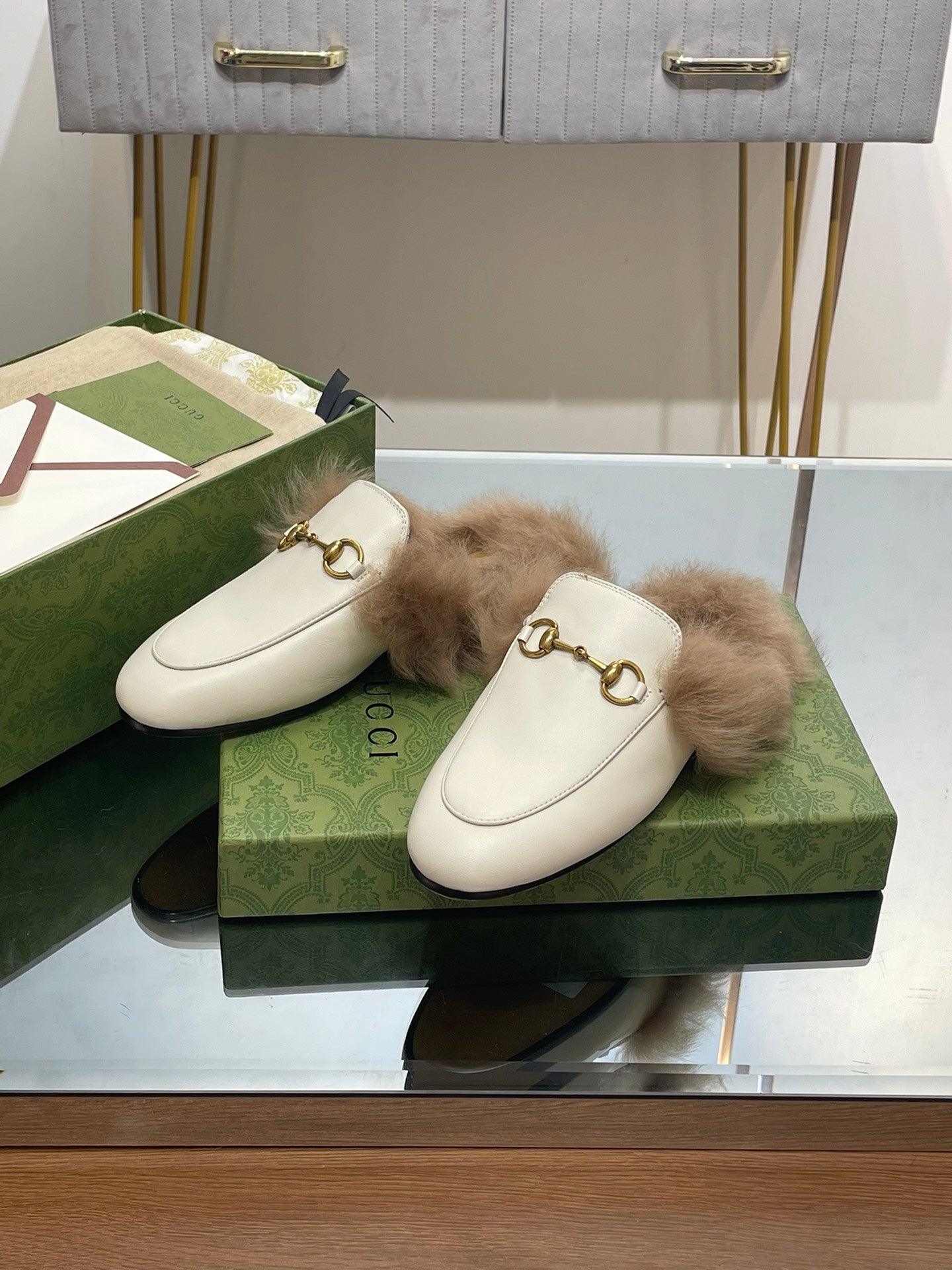 GUCCI HORSEBIT MULE IN WHITE CALFSKIN AND LAMB WOOL LINING