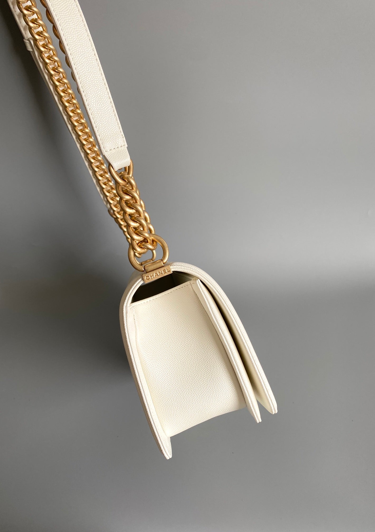 CHANEL MEDIUM 25 BOY BAG IN WHITE LAMBSKIN GOLD HARDWARE