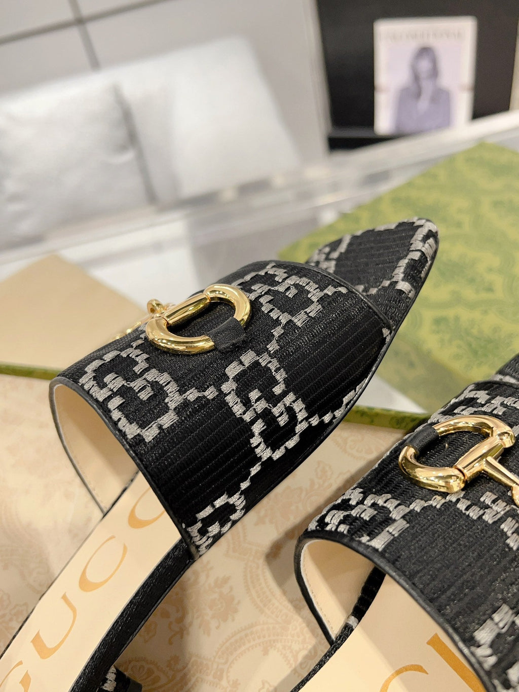 GUCCI CHUNKY SLIDE SANDAL BLACK CALFSKIN